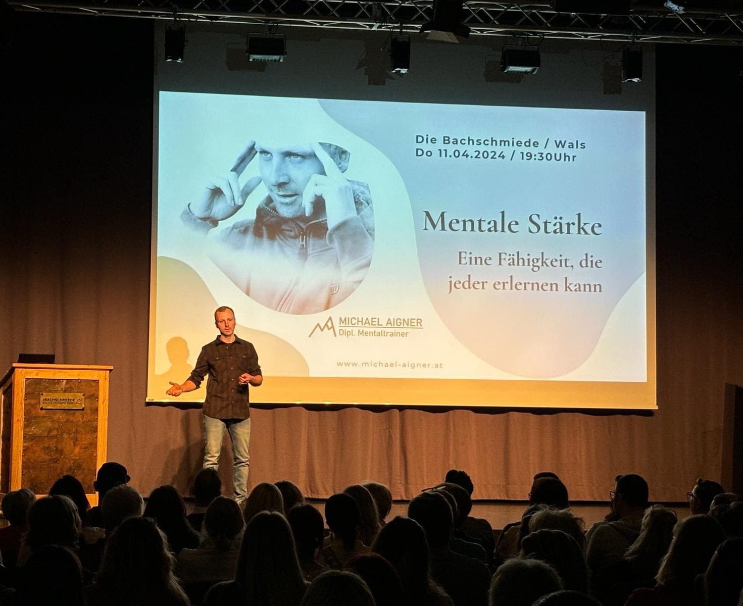Michael Aigner auf der Buehne bei einem Vortrag zu mentaler Staerke
