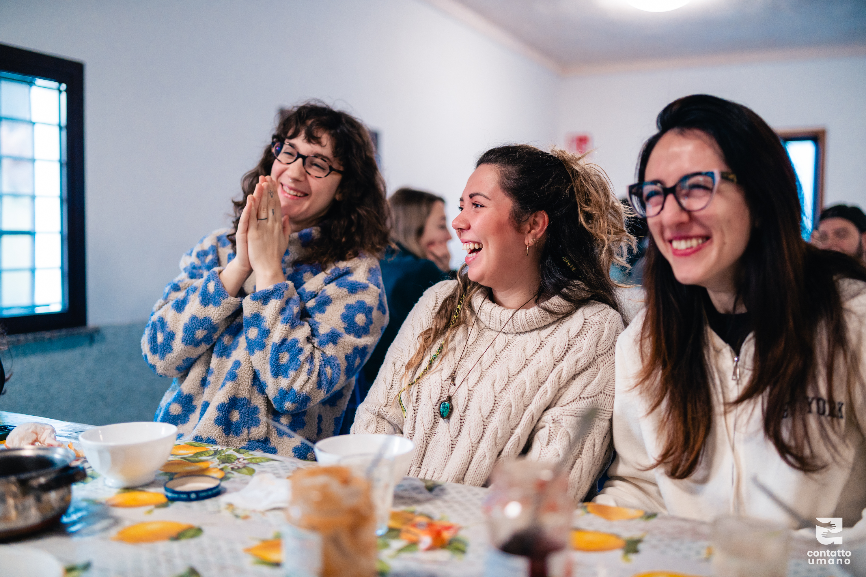 Partecipanti a tavola ridono insieme