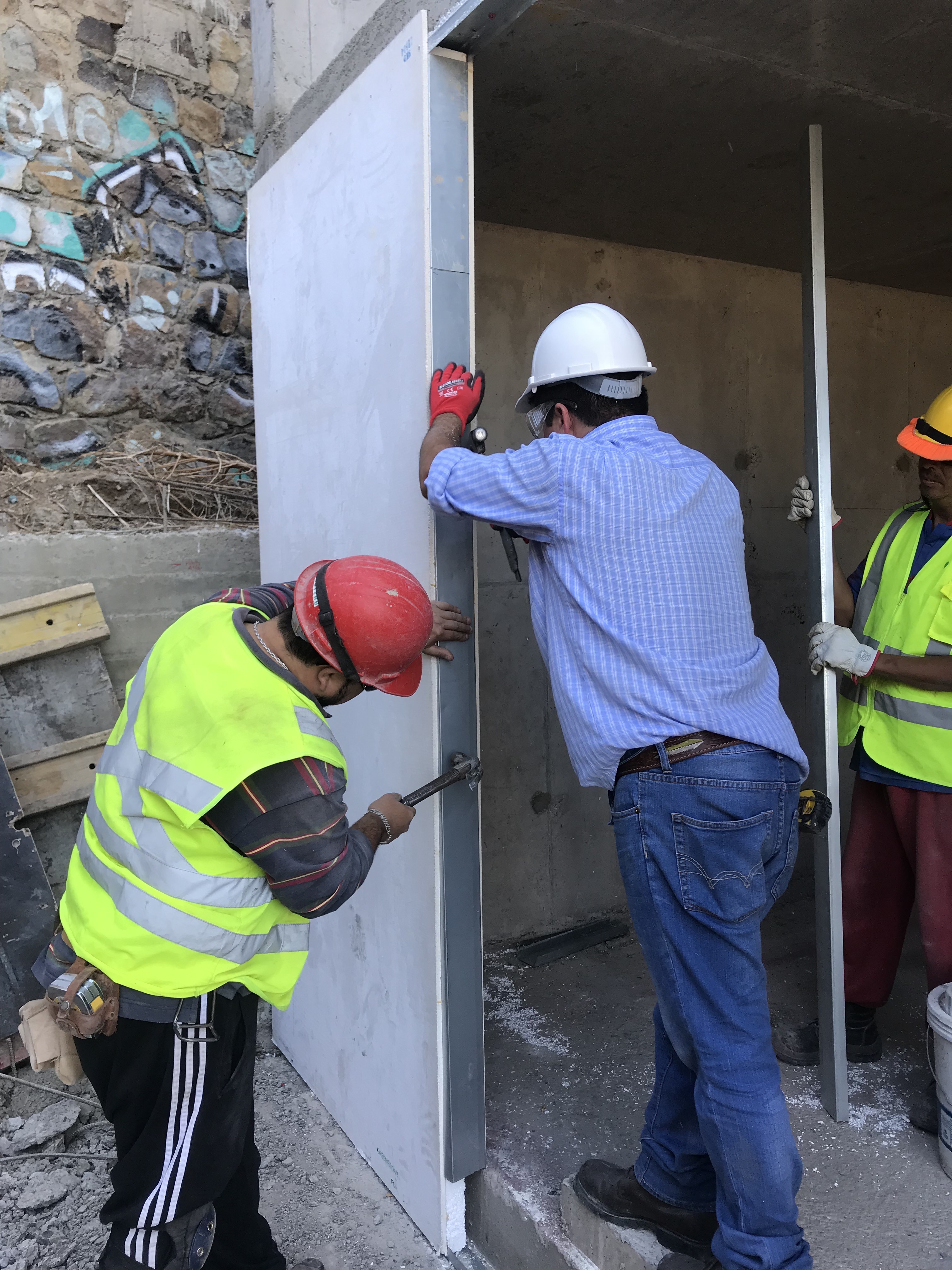 Trabajadores instalando placa Ecosipboard en obra