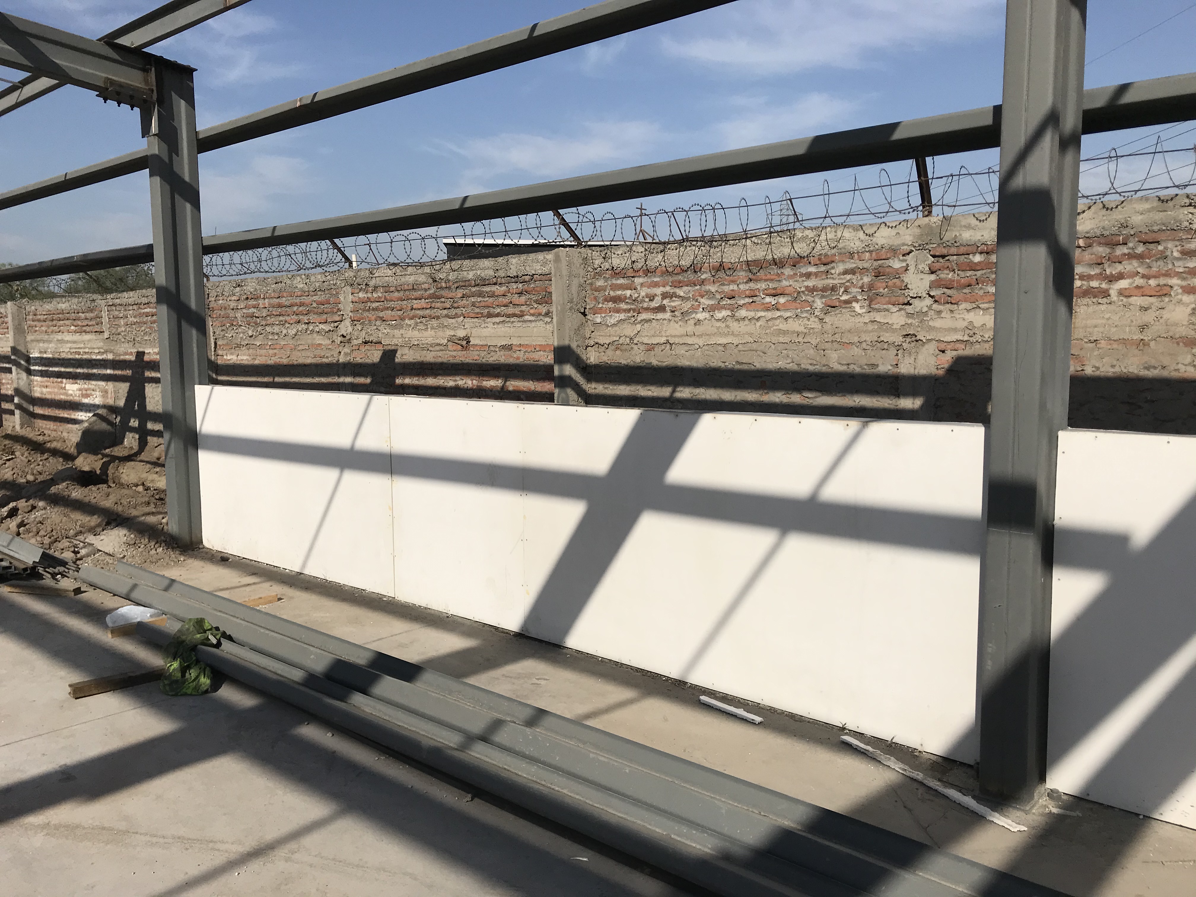 Estructura metálica con paneles instalados