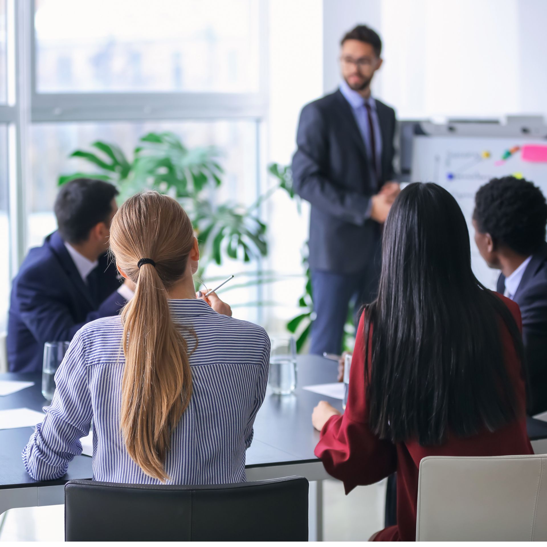 Profesionales participando en un taller de bienestar