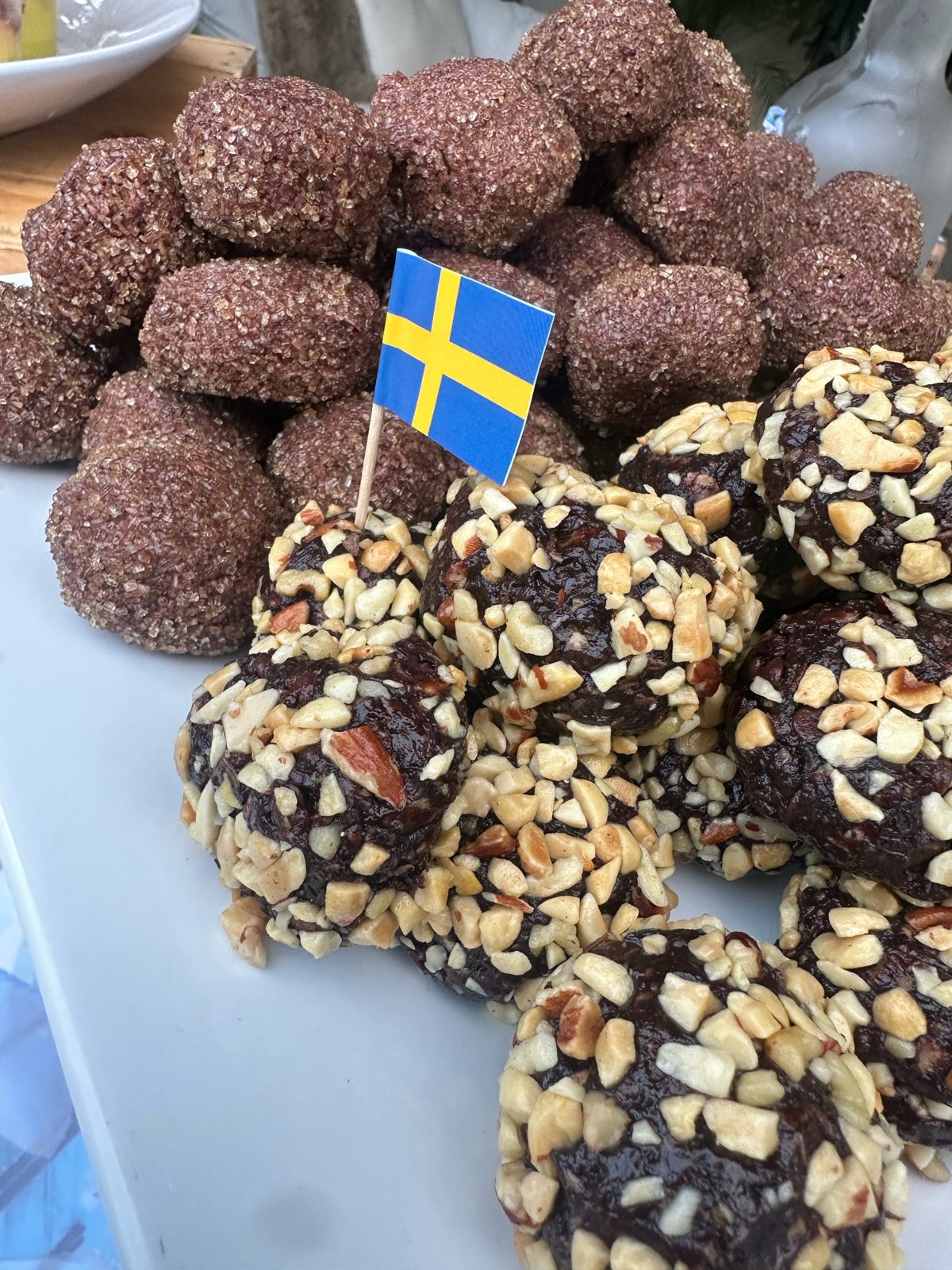 Chocolate and nut dessert bites