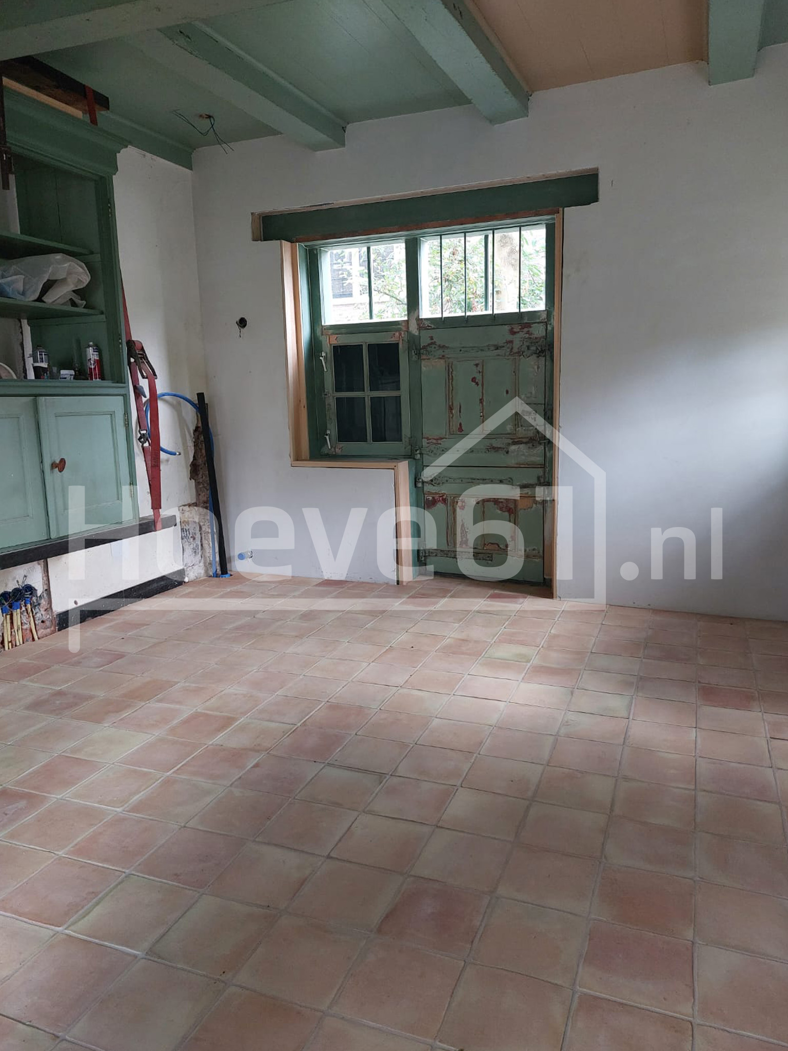 Warme terracotta vloer in de woonkamer