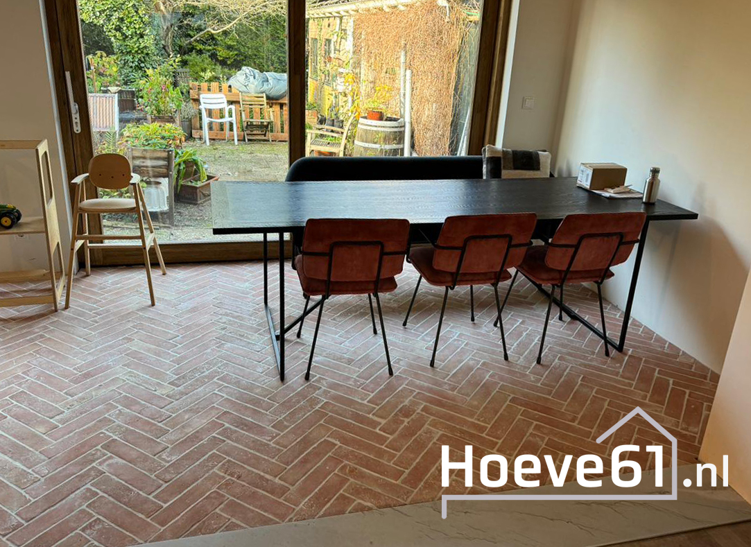 Hoeve61 natuurvloer in een ruim interieur