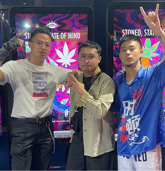 Kingsley Low with Andrew Ngo and his friends taking photo together