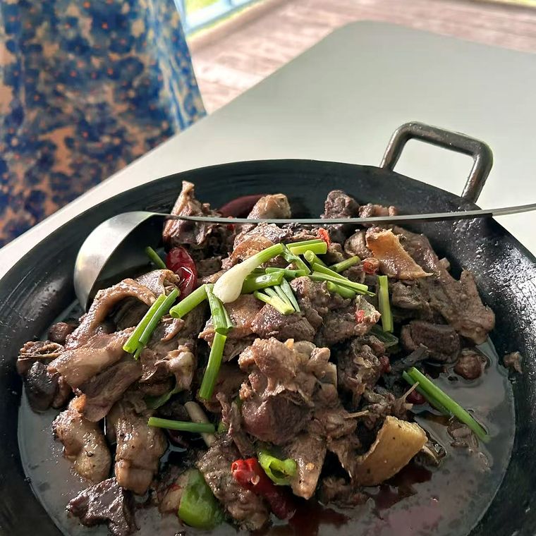铁锅里刚起锅