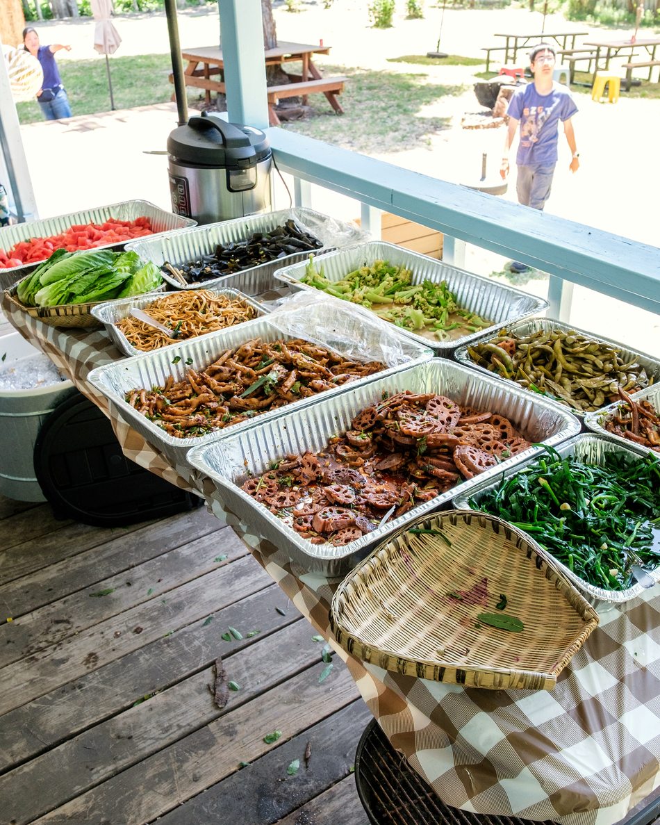 一排菜端上长桌