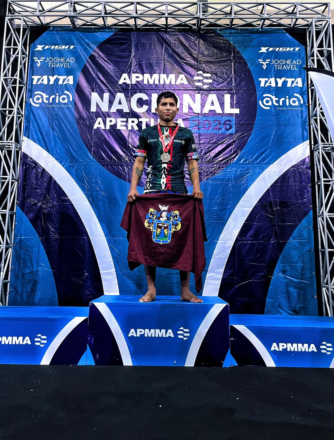 Alejandro Valer en el podio del nacional de MMA