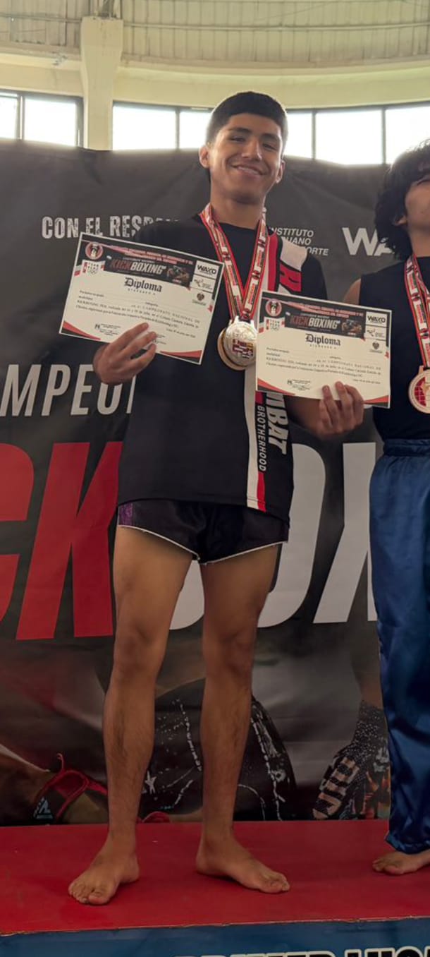 Ángel Yucra con su medalla y diplomas del nacional de kickboxing