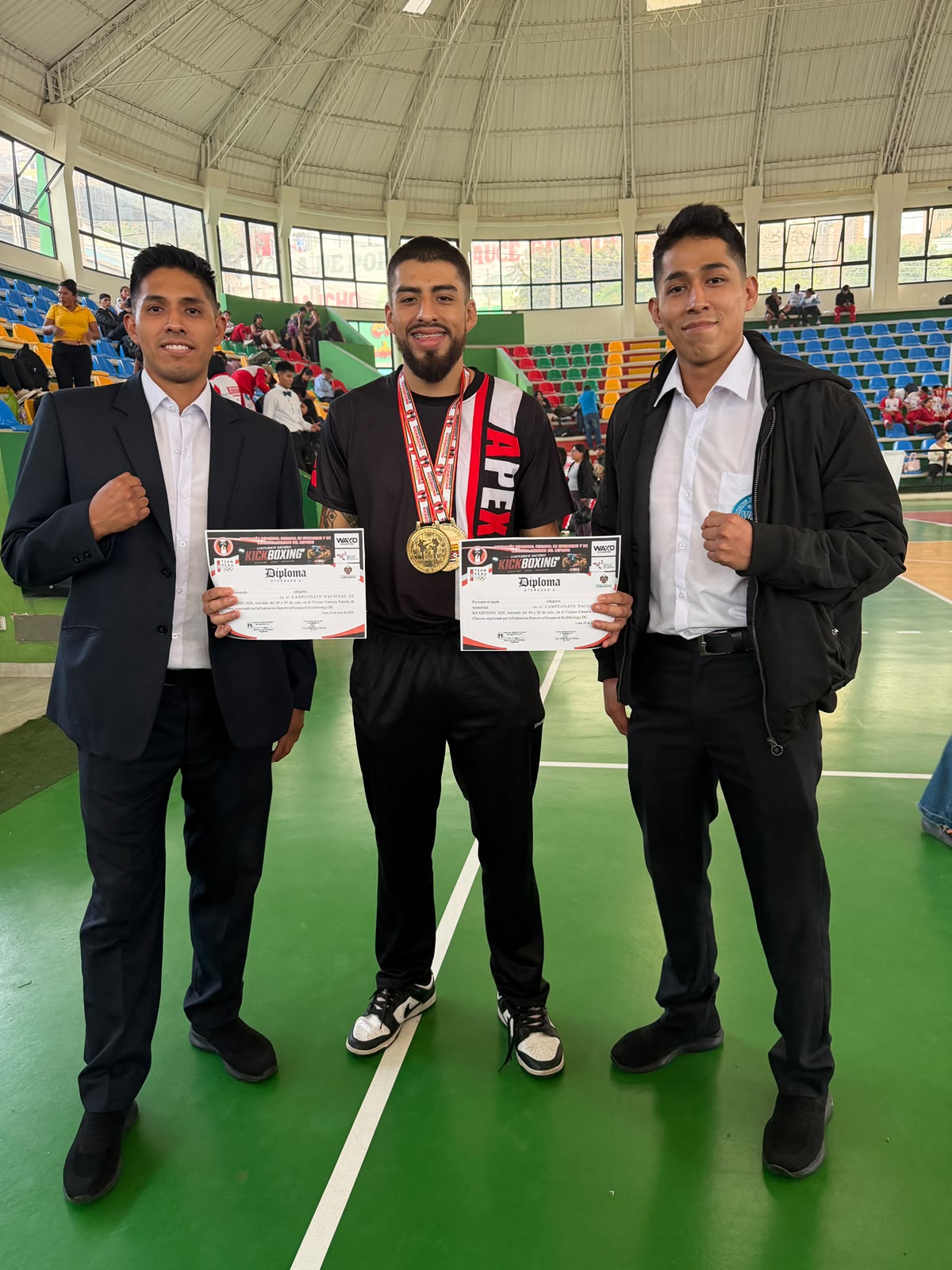 Gabriel Ceballos con sus medallas y diplomas del nacional de kickboxing