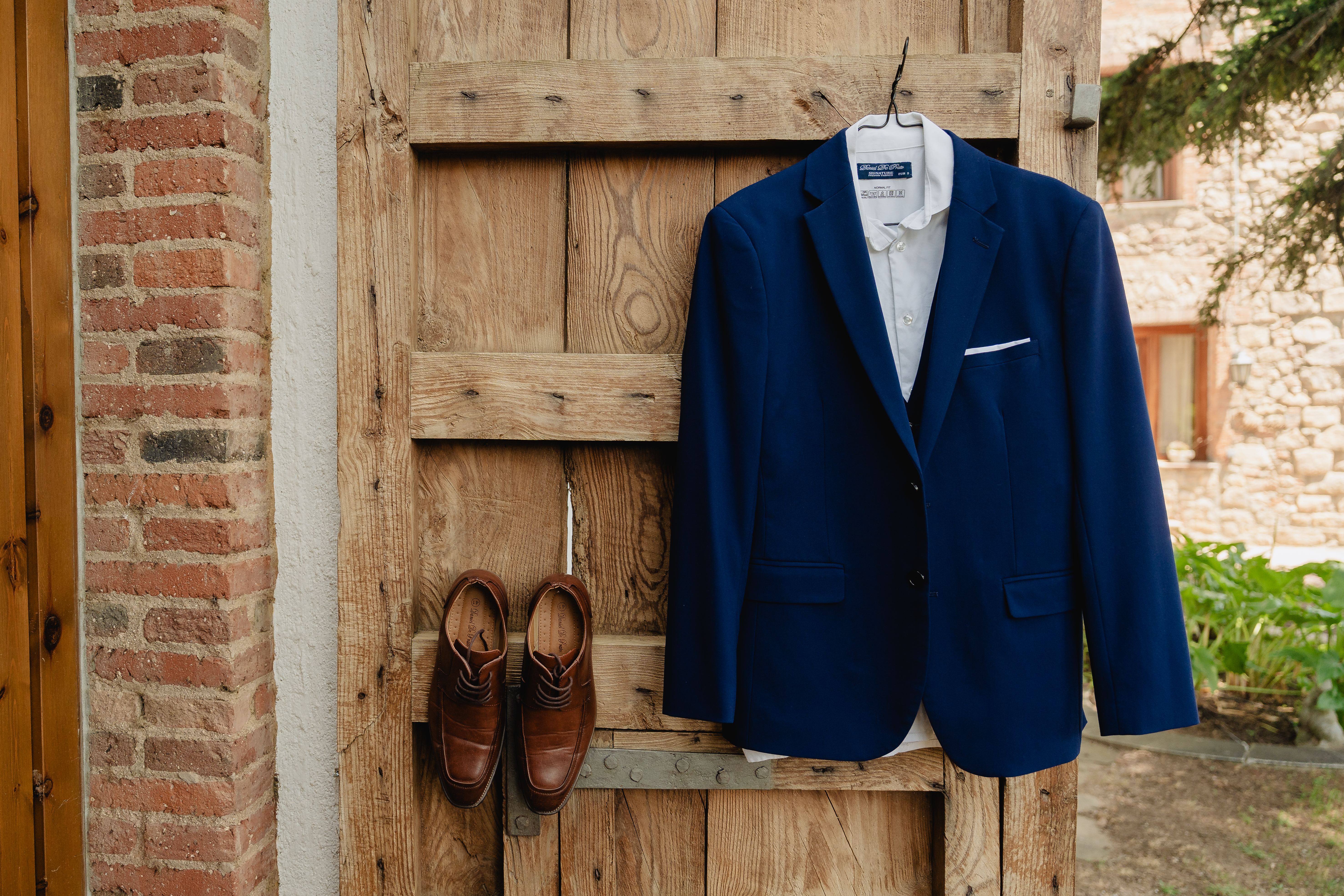 El traje del novio colgado en una puerta