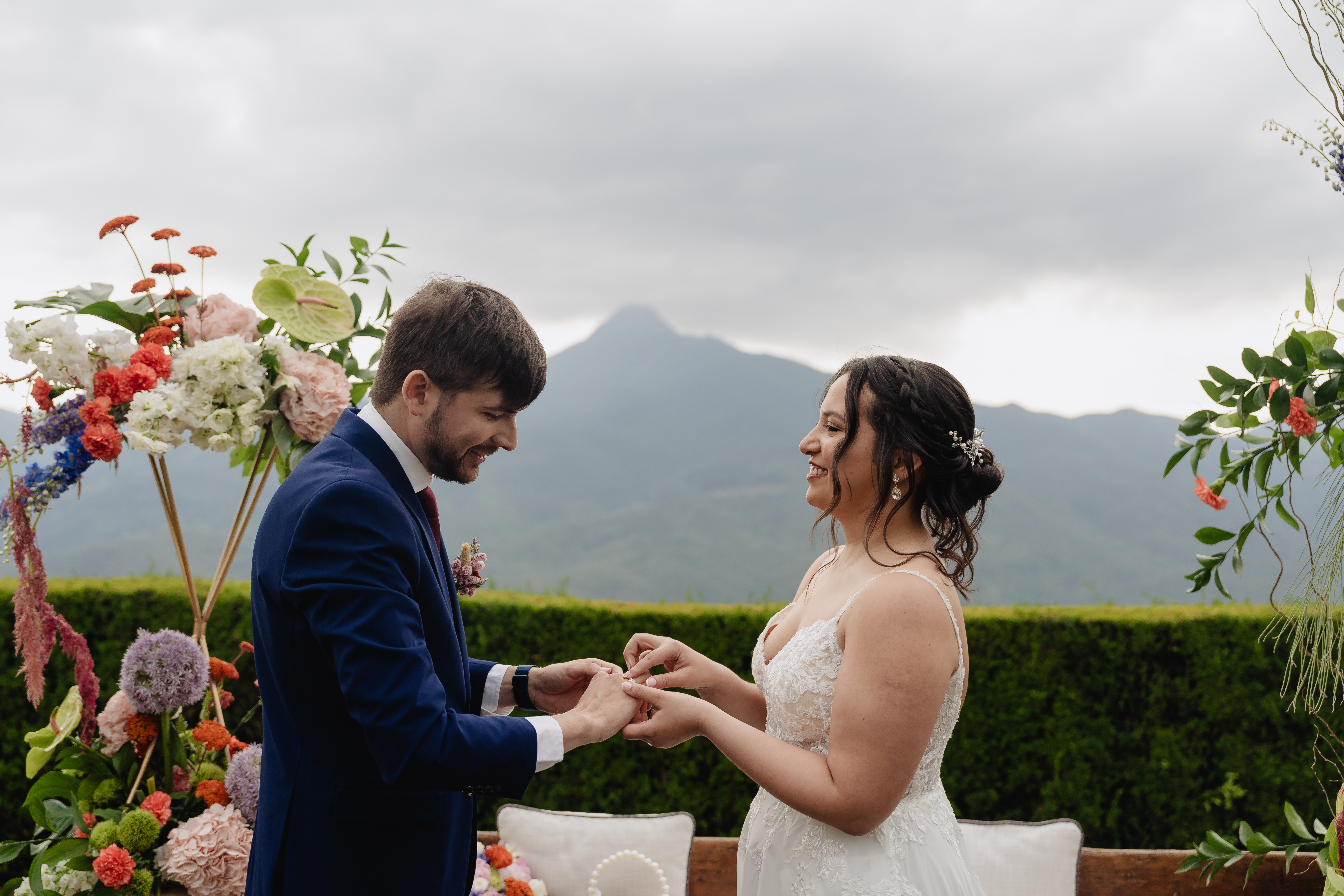 Intercambio de anillos de Ari y Juan