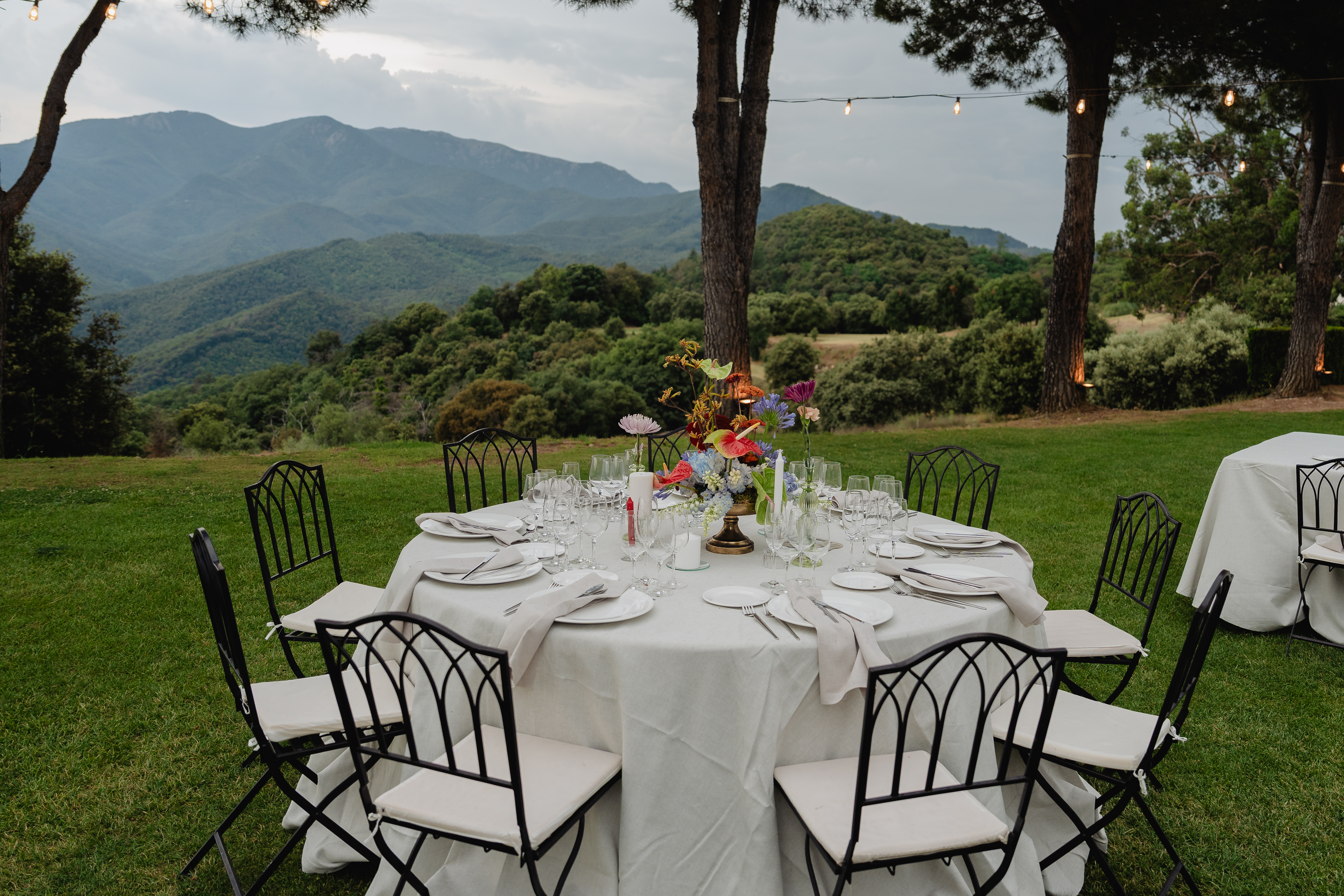 Decoración de mesa en un jardín