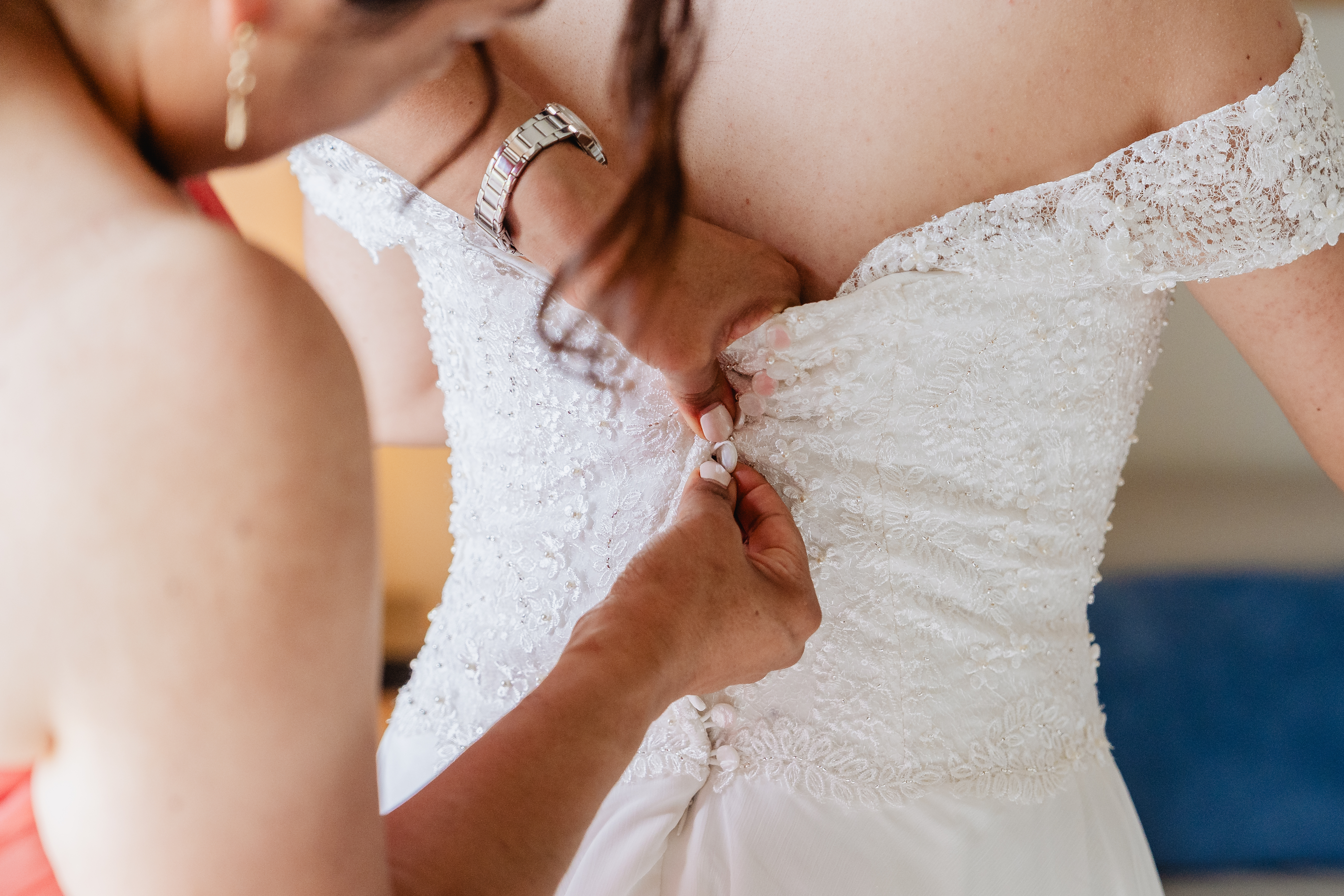 Abrochando el vestido de la novia