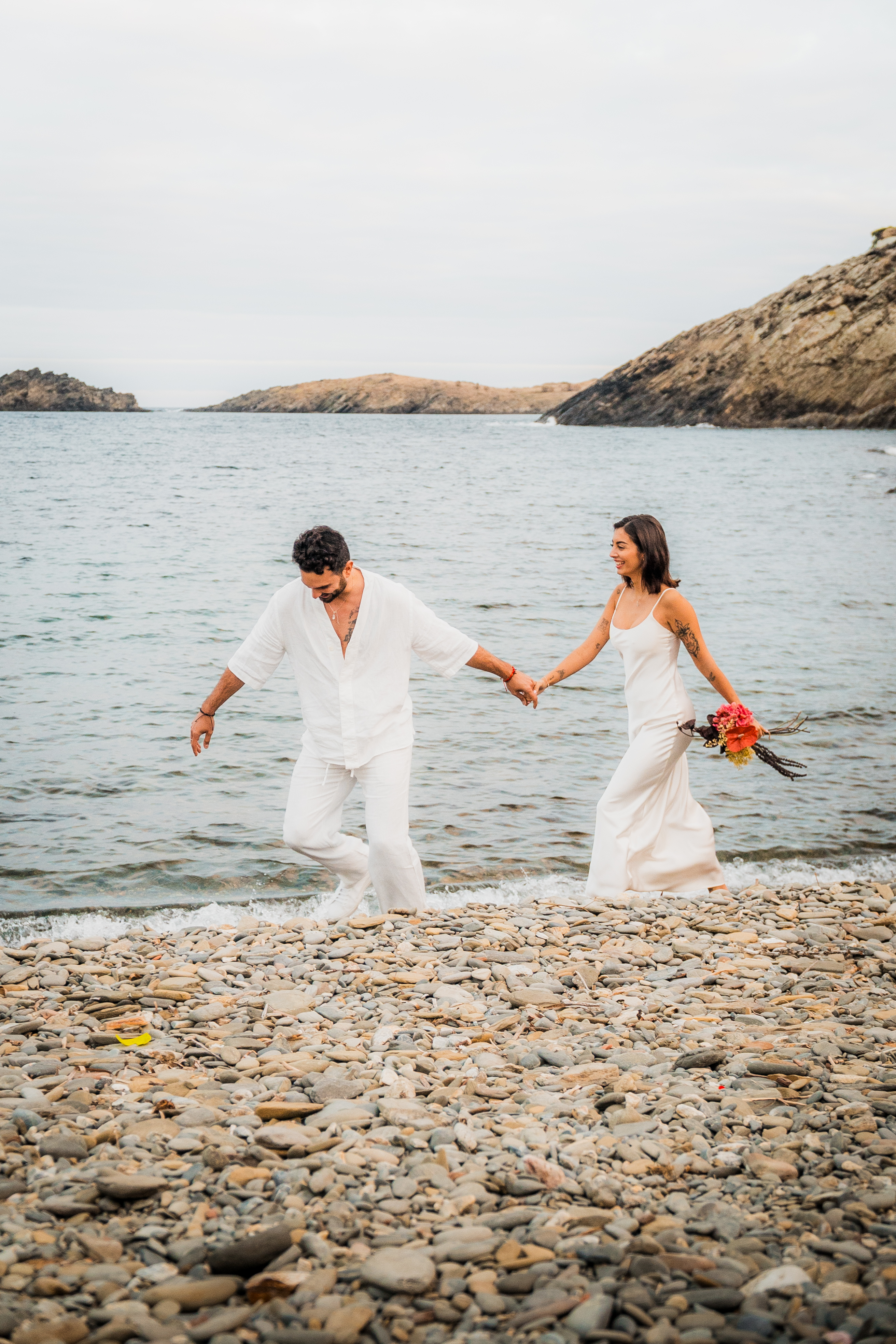 Suso y Marieta paseando por la playa