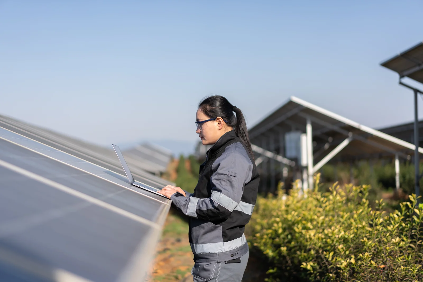 "Una mujer sostiene una placa solar con ambas manos, con una expresión serena y determinada en su rostro. La luz del sol ilumina la escena, resaltando los detalles de la placa solar y creando un ambiente cálido y sostenible. En el fondo, se vislumbran paisajes naturales que sugieren un compromiso con la energía renovable y la armonía con el entorno. La imagen transmite un mensaje de empoderamiento femenino en el campo de la energía sostenible y la innovación tecnológica, capturando la esencia de un futuro impulsado por fuentes de energía limpias y renovables." "Una mujer sostiene una placa solar con ambas manos, con una expresión serena y determinada en su rostro. La luz del sol ilumina la escena, resaltando los detalles de la placa solar y creando un ambiente cálido y sostenible. En el fondo, se vislumbran paisajes naturales que sugieren un compromiso con la energía renovable y la armonía con el entorno. La imagen transmite un mensaje de empoderamiento femenino en el campo de la energía sostenible y la innovación tecnológica, capturando la esencia de un futuro impulsado por fuentes de energía limpias y renovables."
