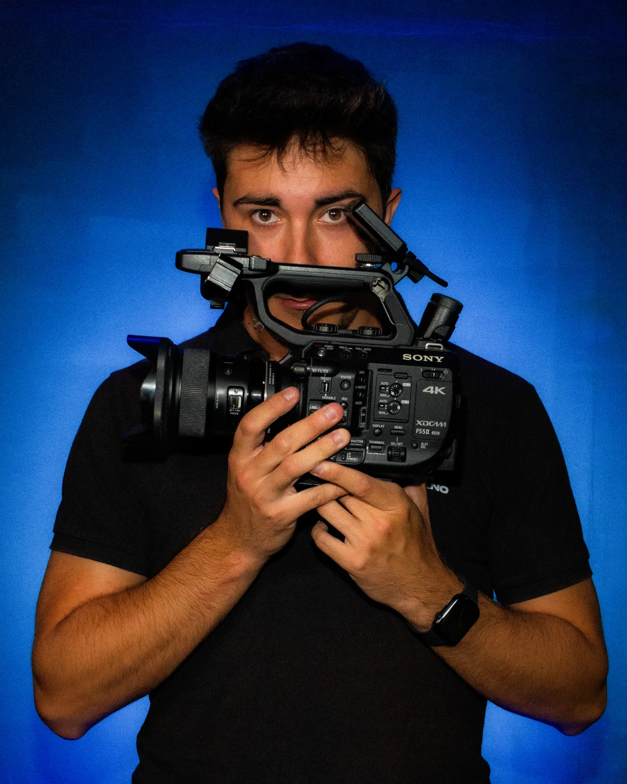 Óscar Escribà con una cámara Sony FS5 II a la altura de los ojos