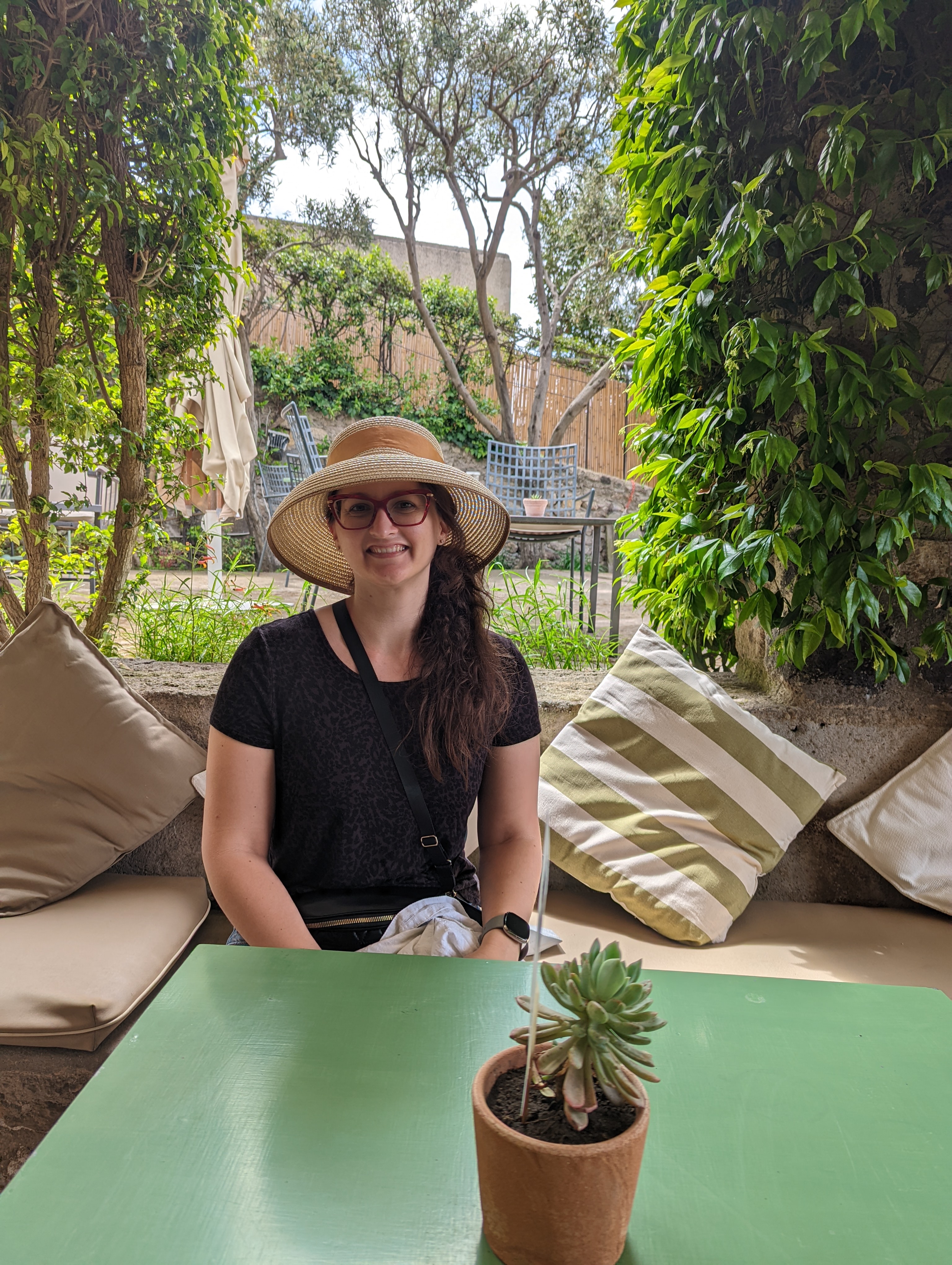 Alyssa coaching 1:1 on the terrace, Italy backdrop