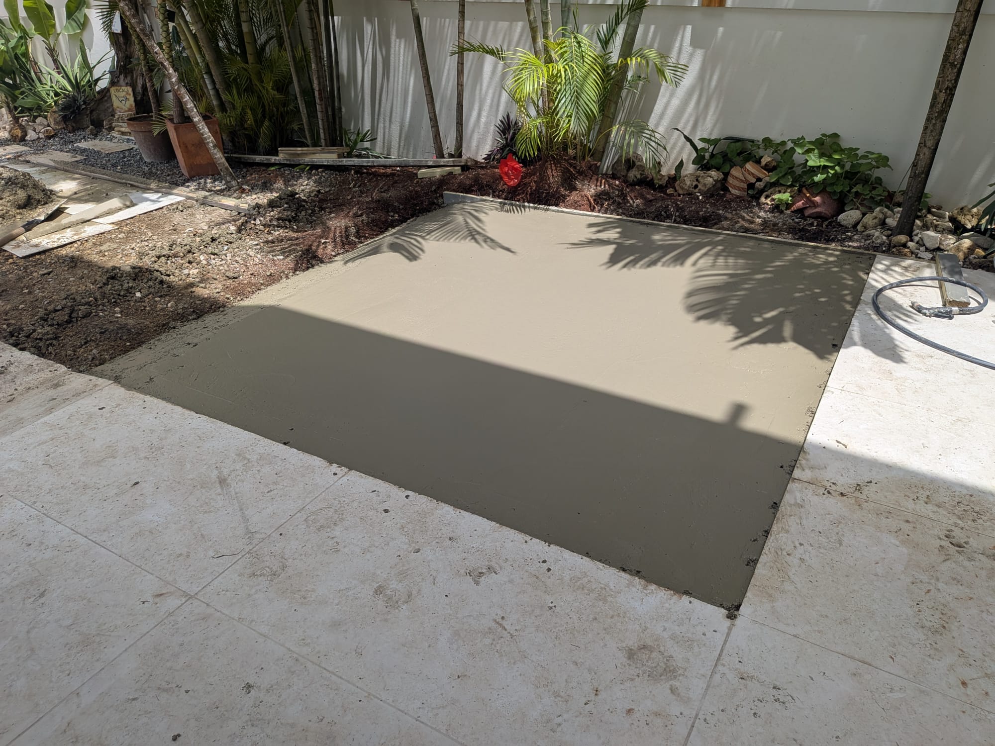 Área exterior con concreto terminado en proyecto de construcción de MW Contractor