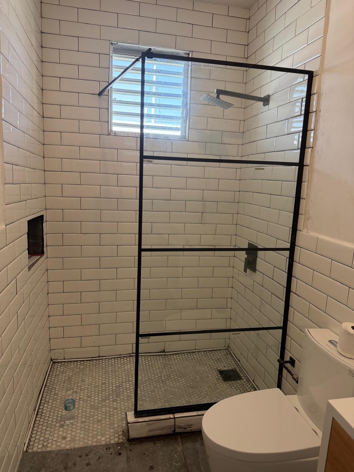 Duchas modernas y walk-in — trabajo real de MW Contractor en Puerto Rico