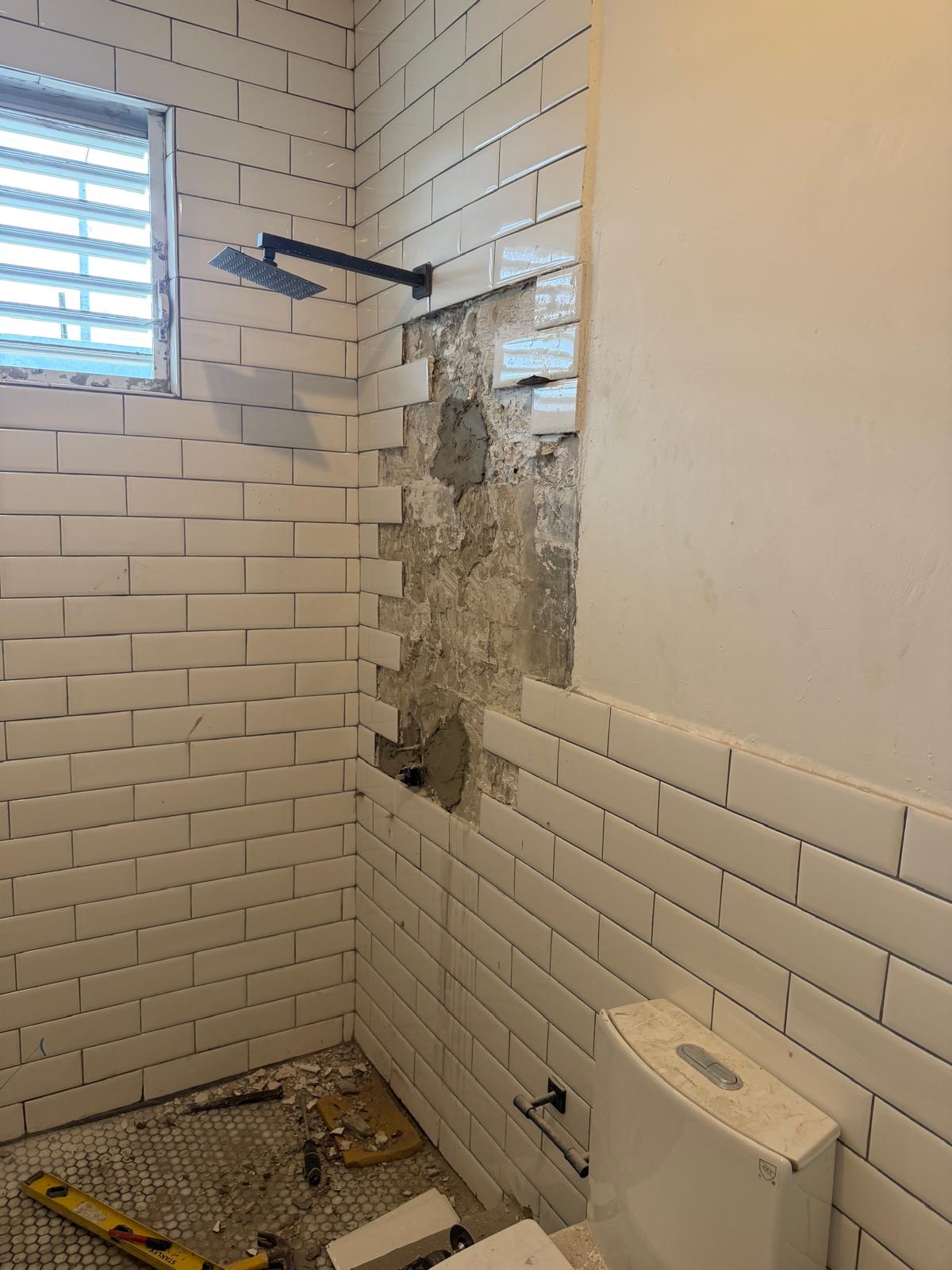 Preparación de superficies de baño — trabajo real de MW Contractor en Puerto Rico