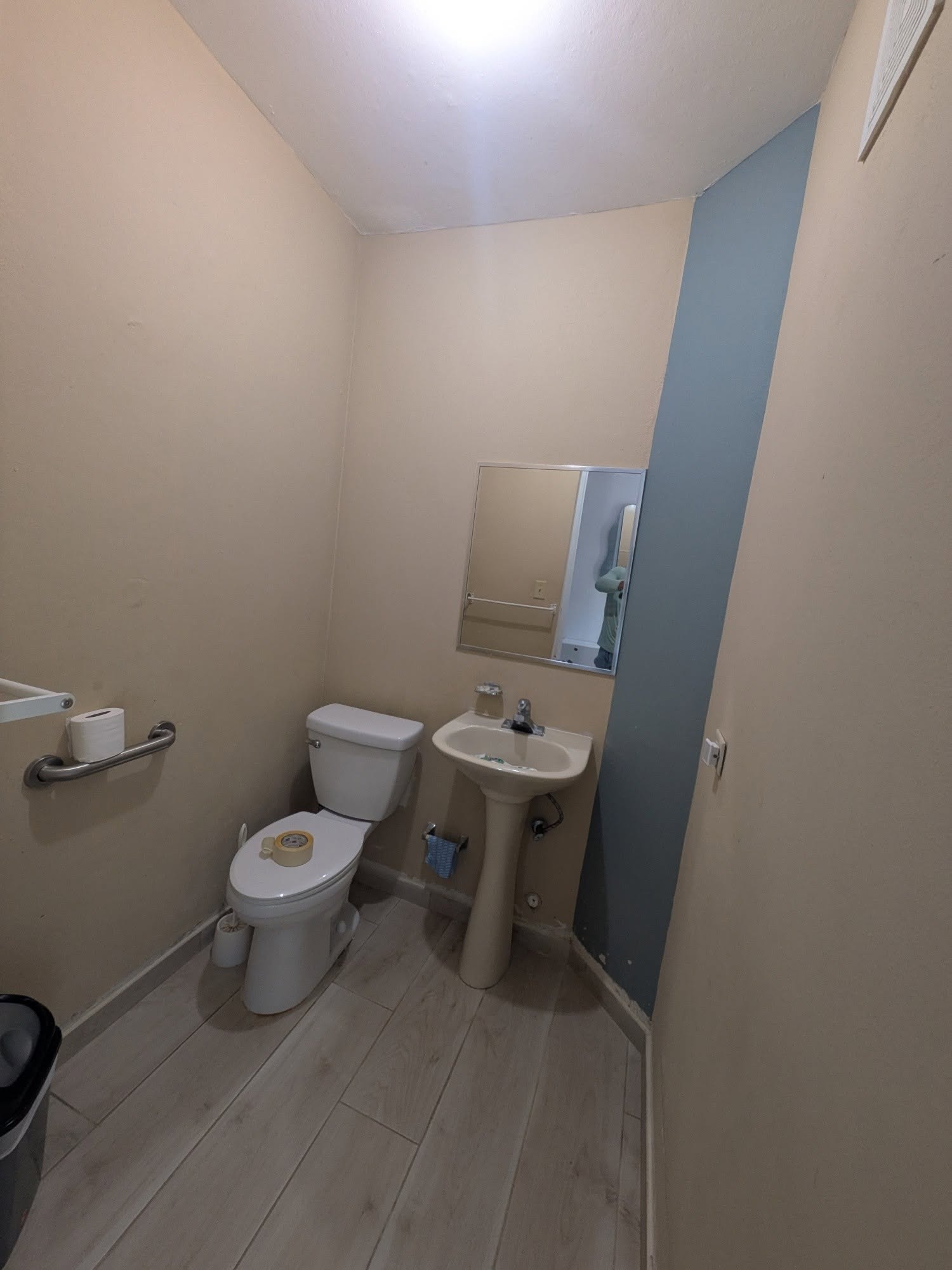 Vanities, iluminación y terminaciones — trabajo real de MW Contractor en Puerto Rico