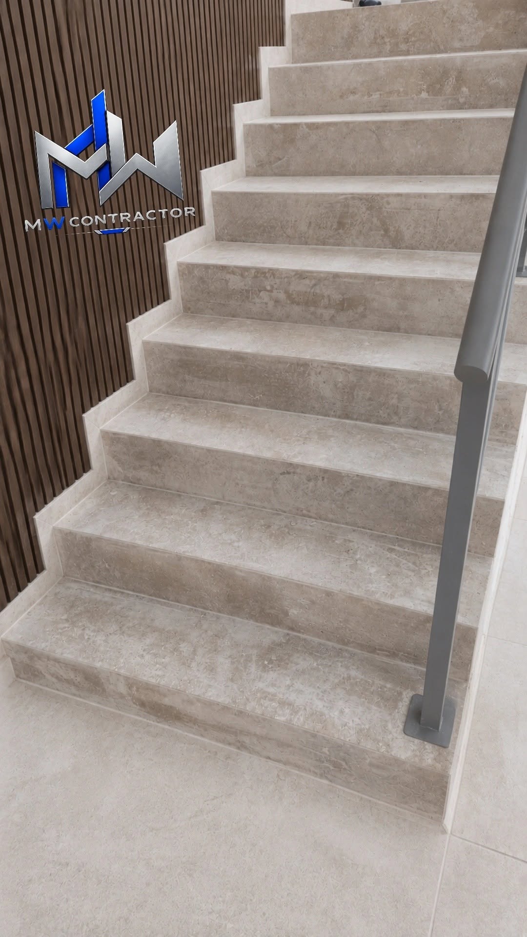 Escalera remodelada con terminación moderna — trabajo real de MW Contractor en Puerto Rico
