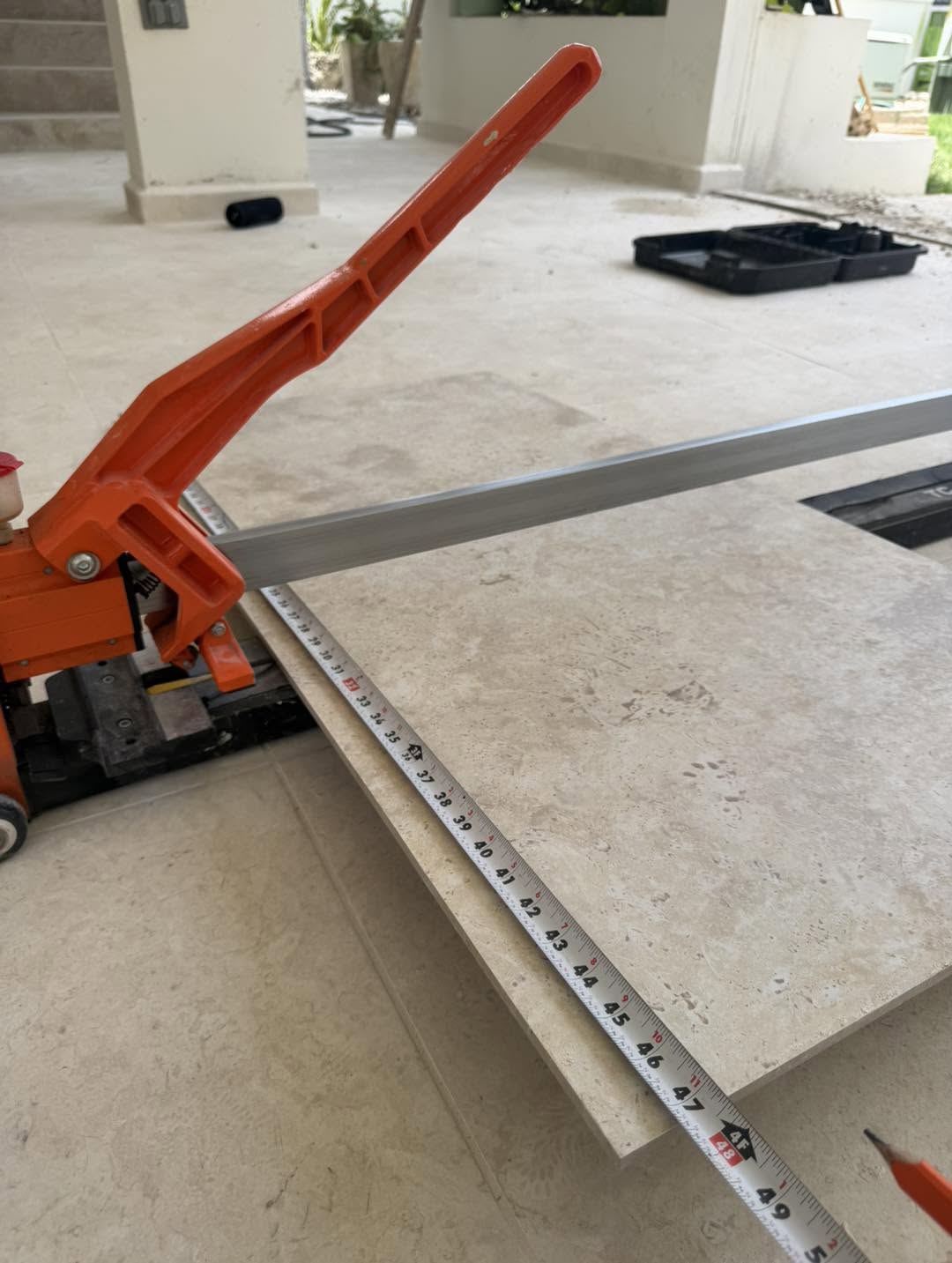 Proceso de medición y corte de material en obra por MW Contractor en Puerto Rico