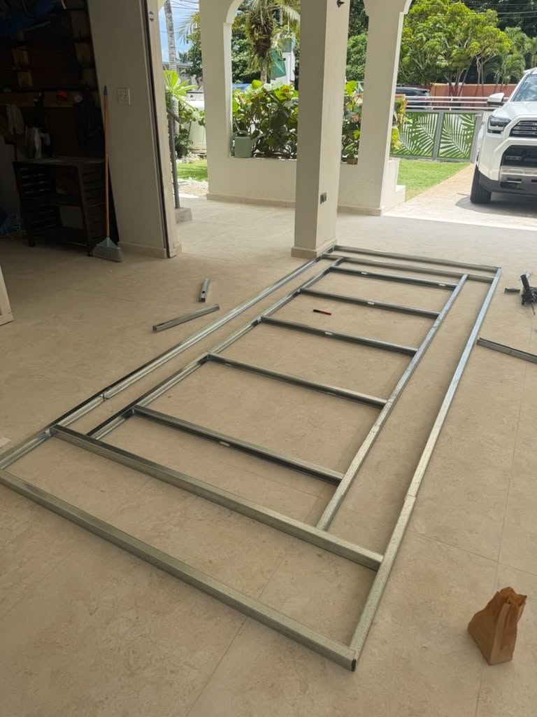 Estructura metálica en fabricación durante un proyecto de construcción de MW Contractor