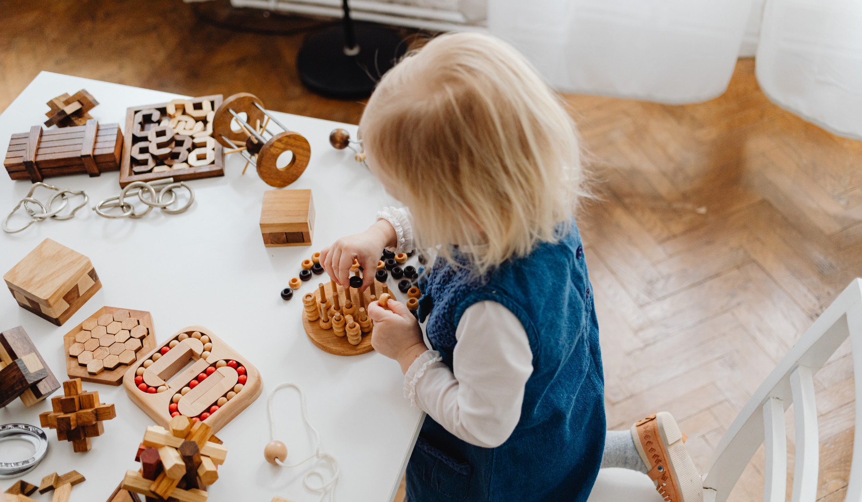 observar una niña trabajando en su clase