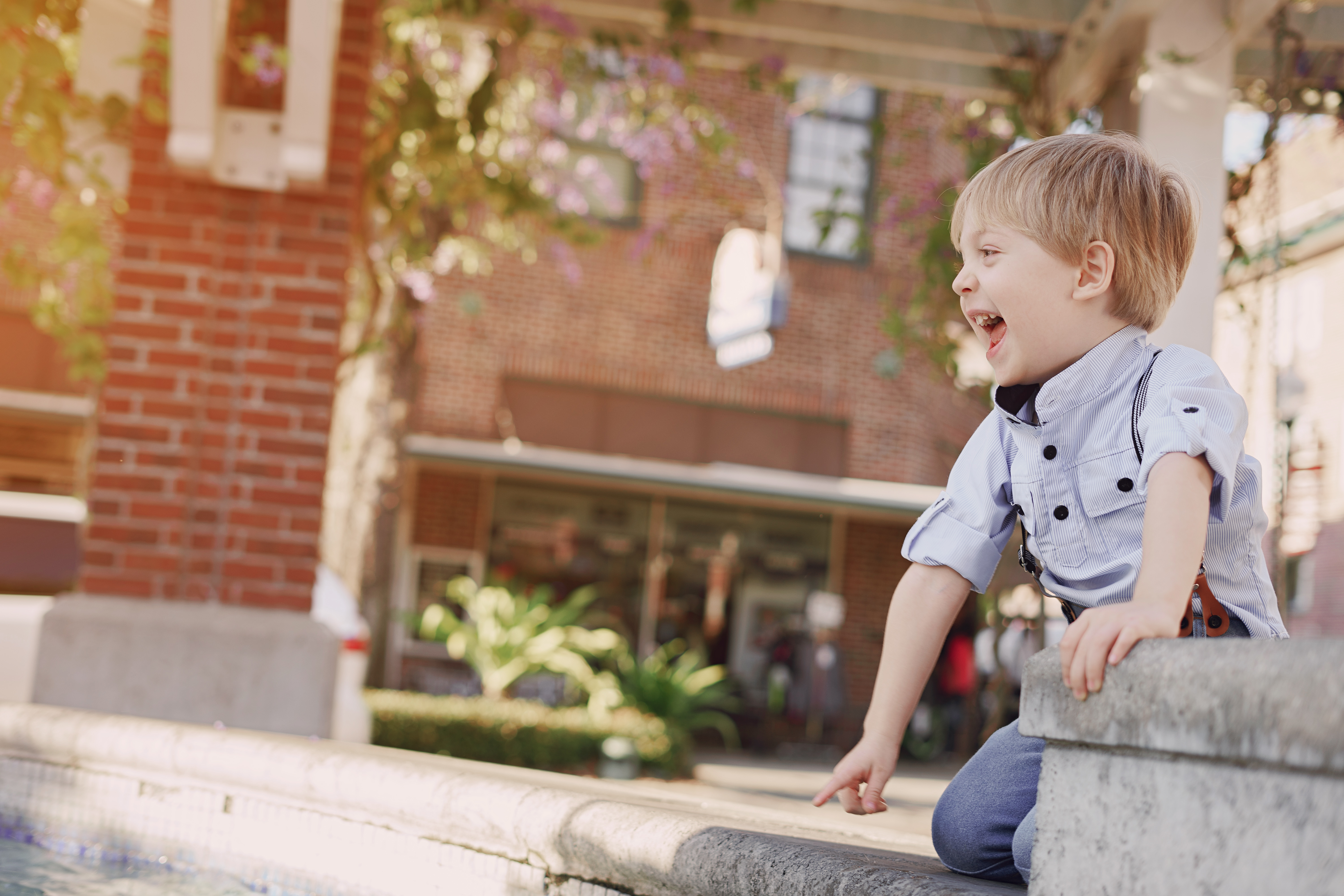 Niño pequeño jugando y disfrutando en el exterior en verano