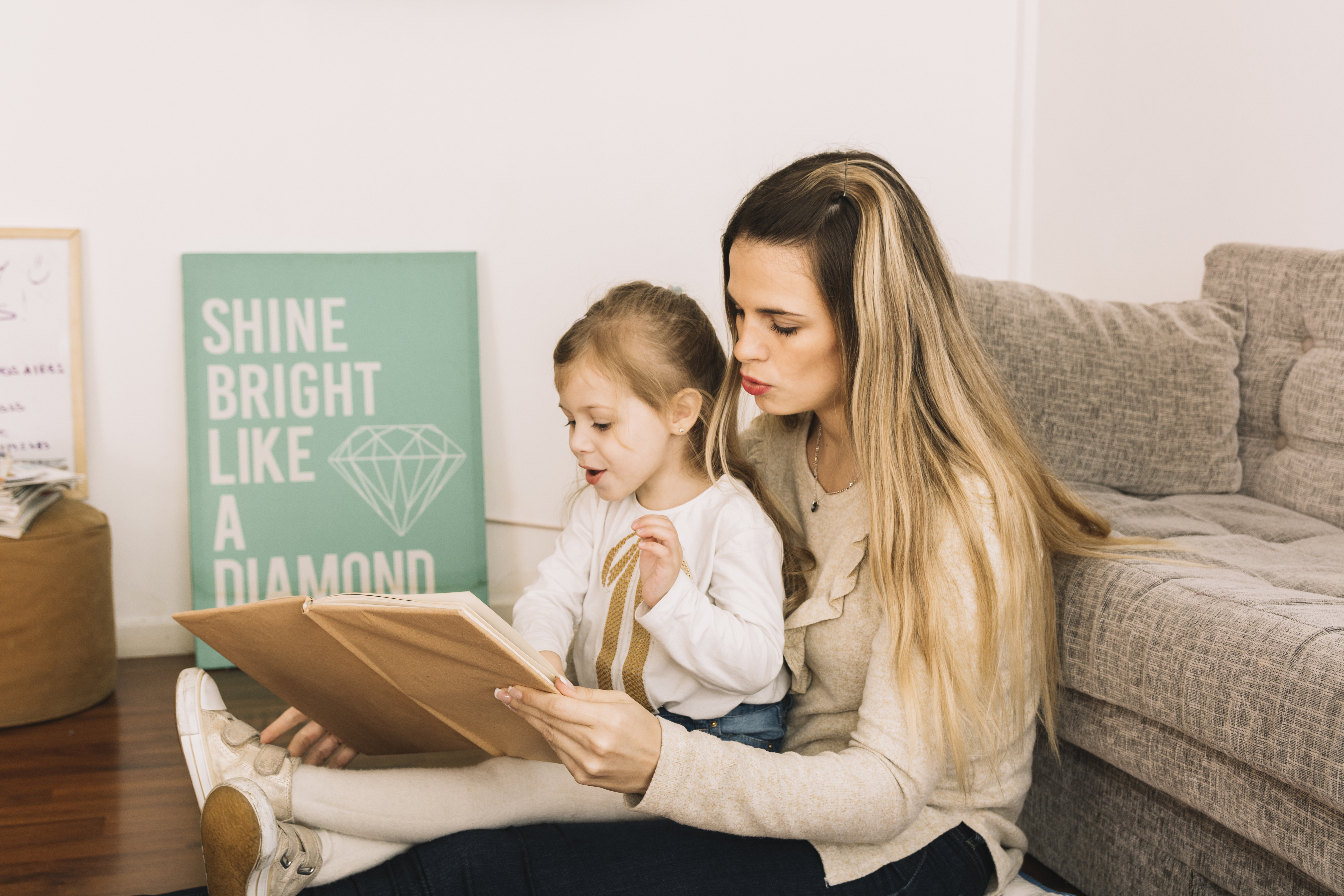 Madre explicando a niño de 3 años el calendario de verano con imágenes y pictogramas
