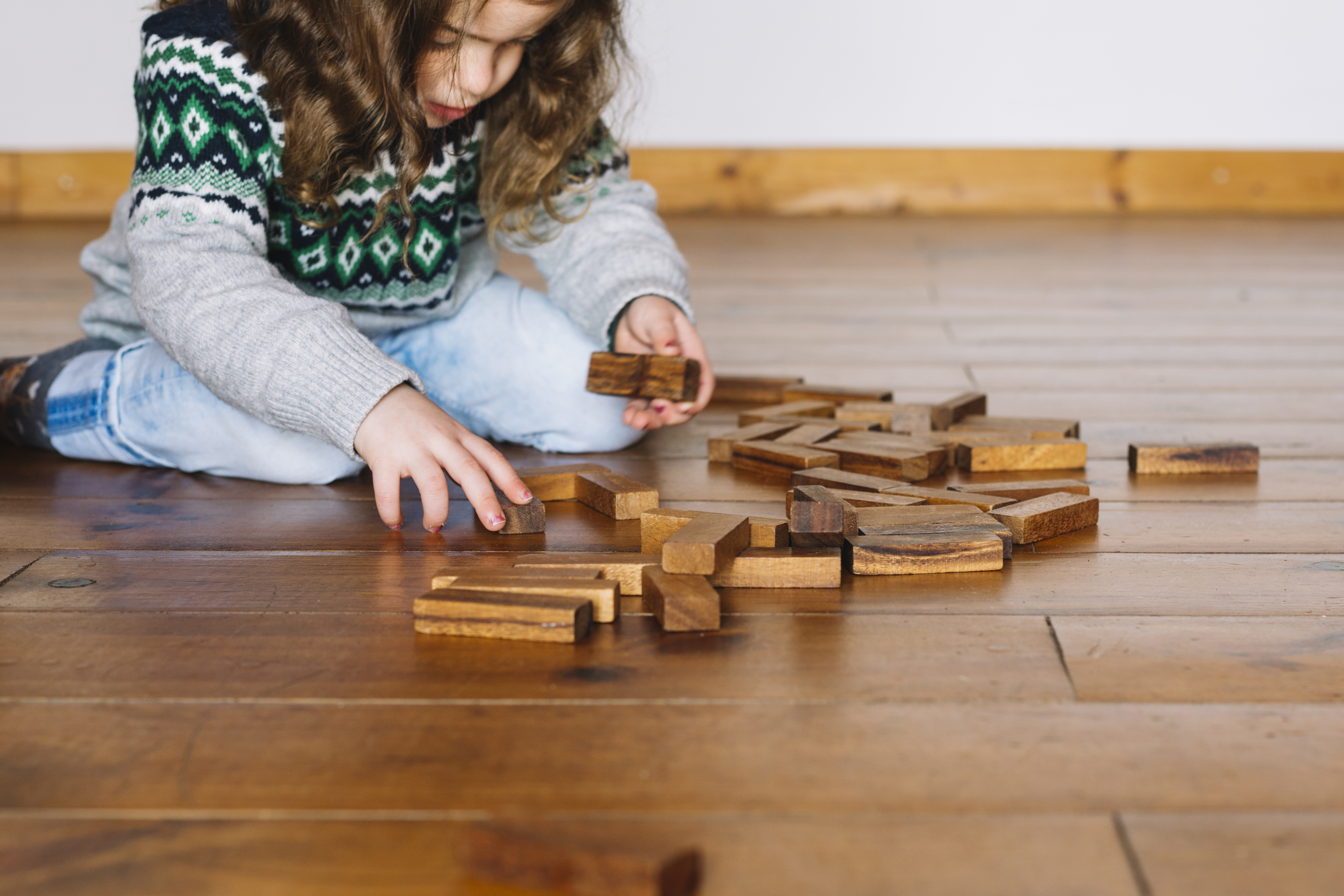 Niños de 4 años inventando un juego propio con bloques de madera durante tiempo de juego libre