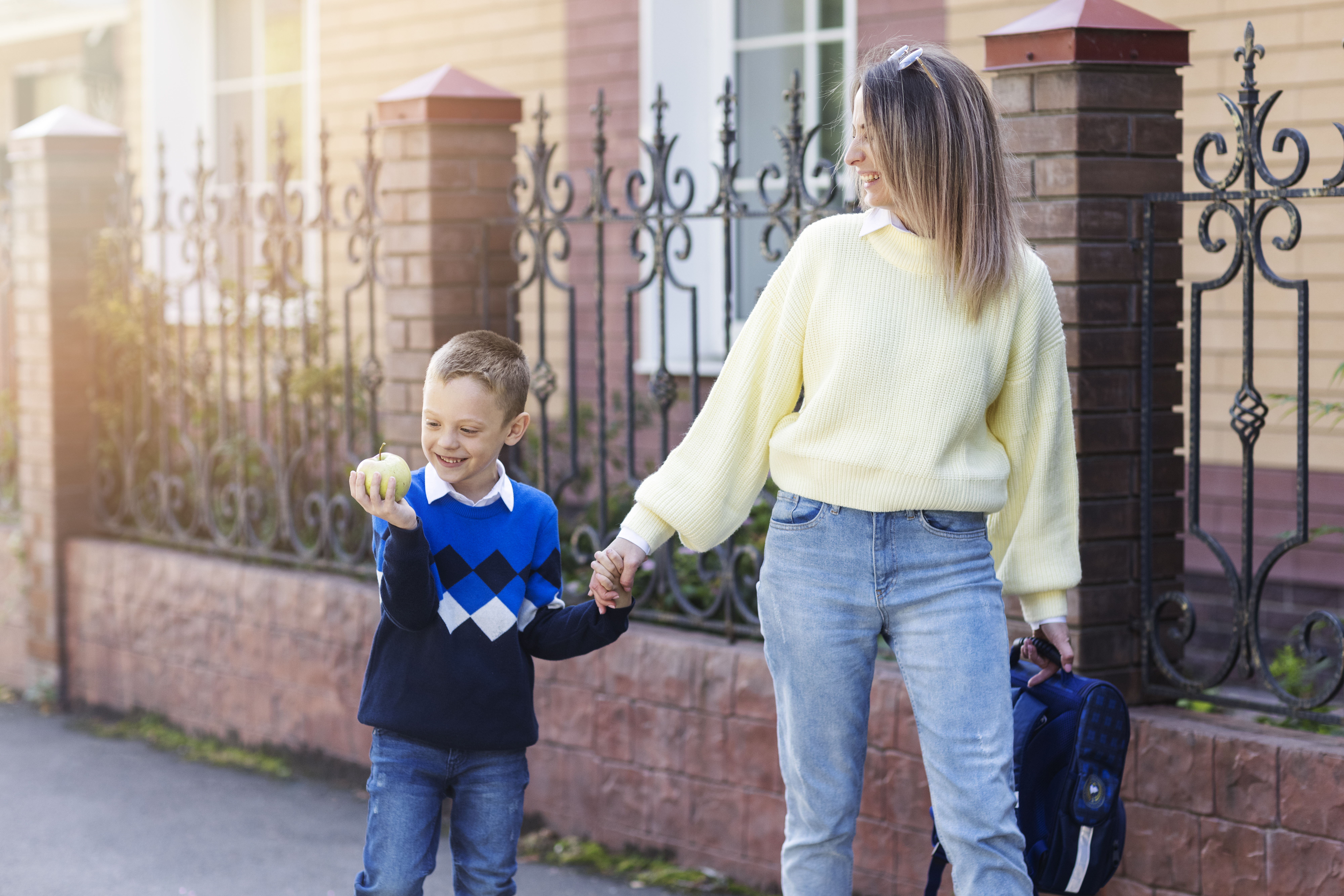 madre e hijo volviendo a la rutina del colegio madre e hijo volviendo a la rutina del colegio
