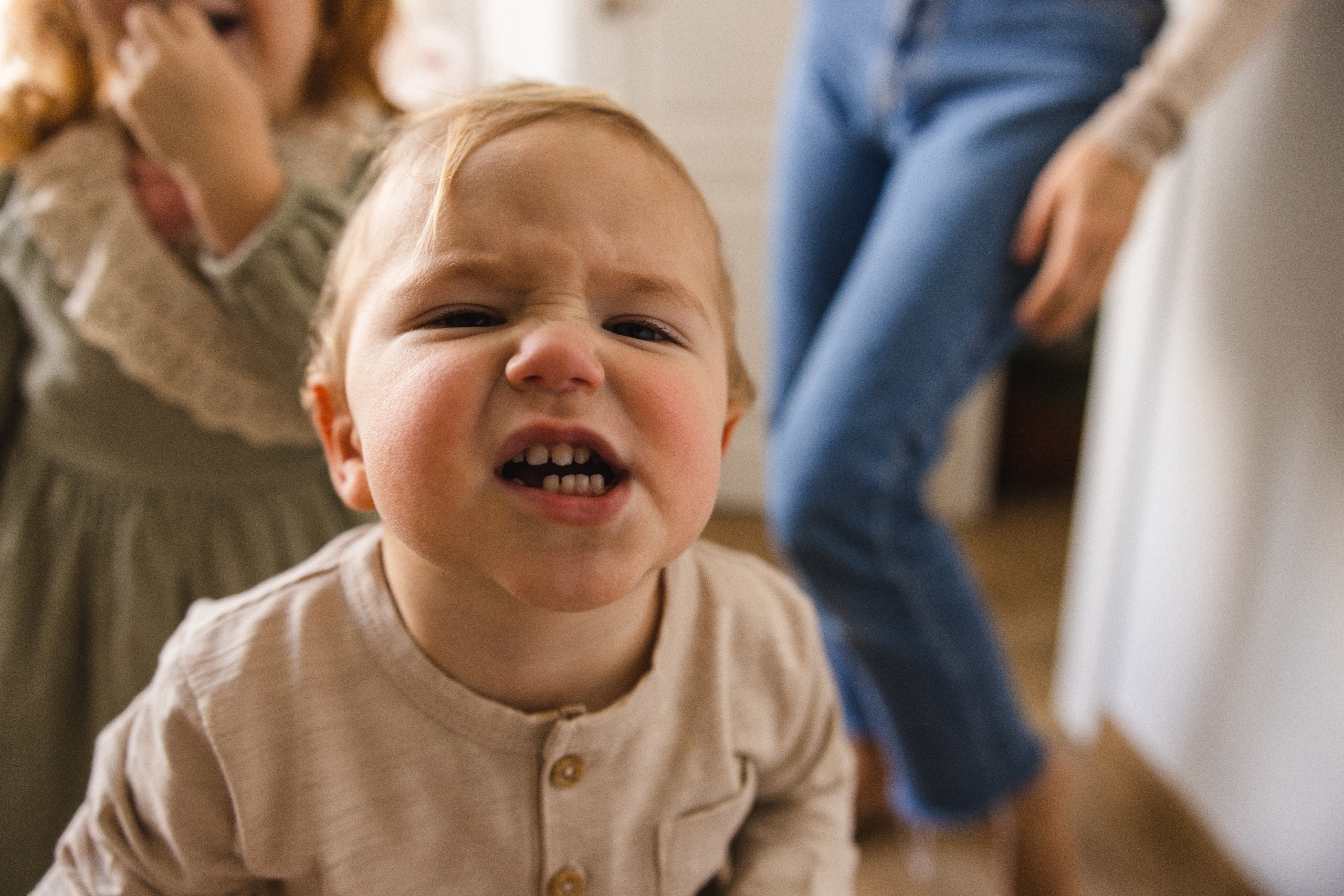 niña desconteniendose en casa después de estar en el colegio niña desconteniendose en casa después de estar en el colegio