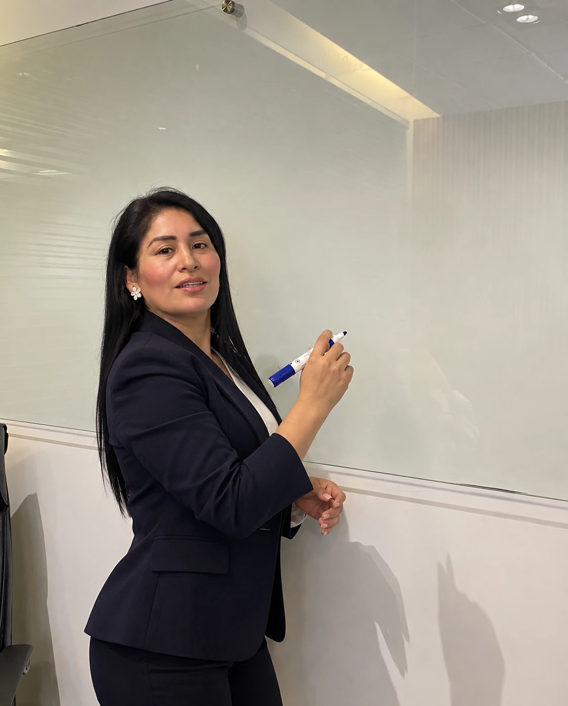 Dra. Ada Ventura explicando en la pizarra