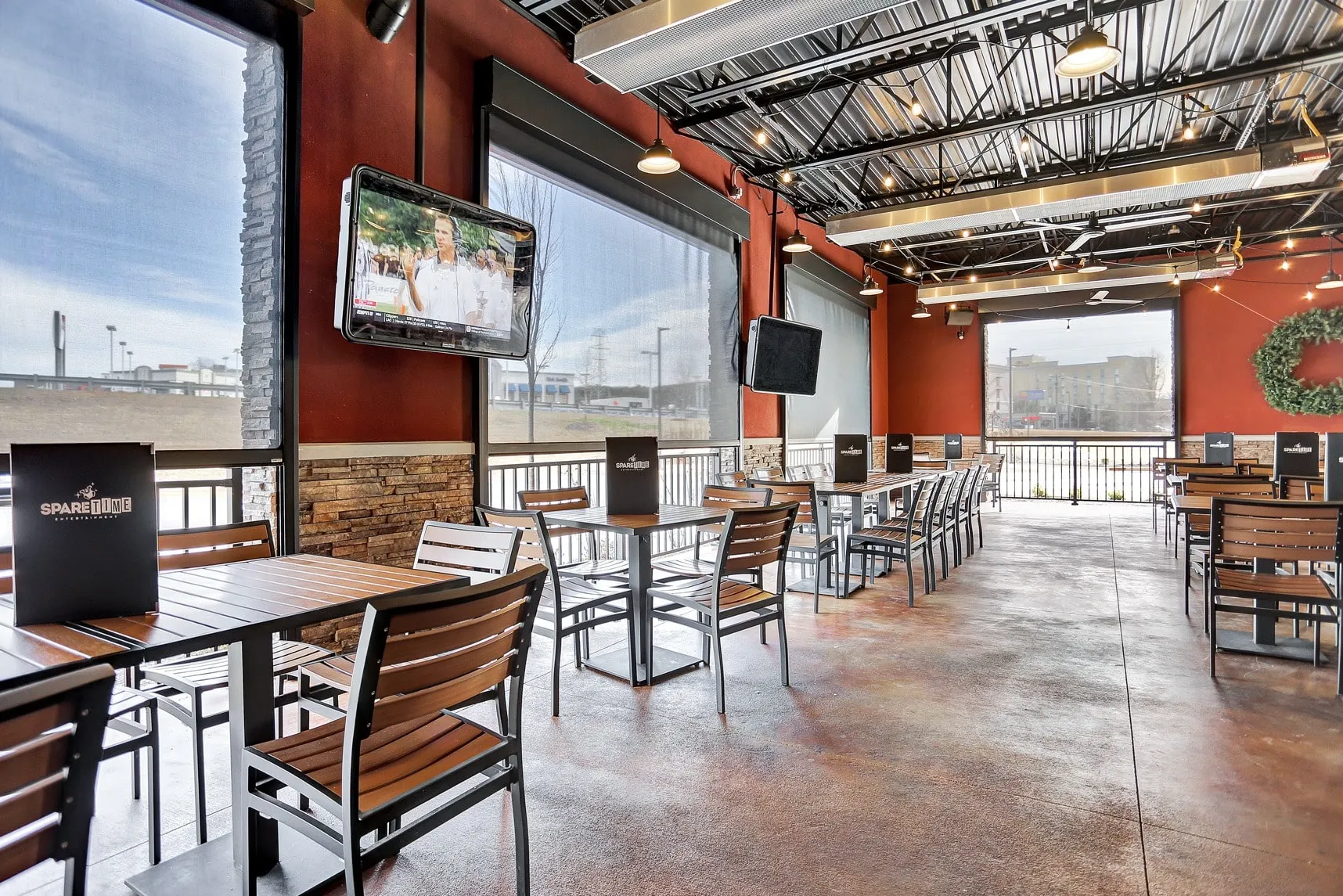 Go-Fenetex clear vinyl retractable patio screens for commercial rooftop bar outdoor dining