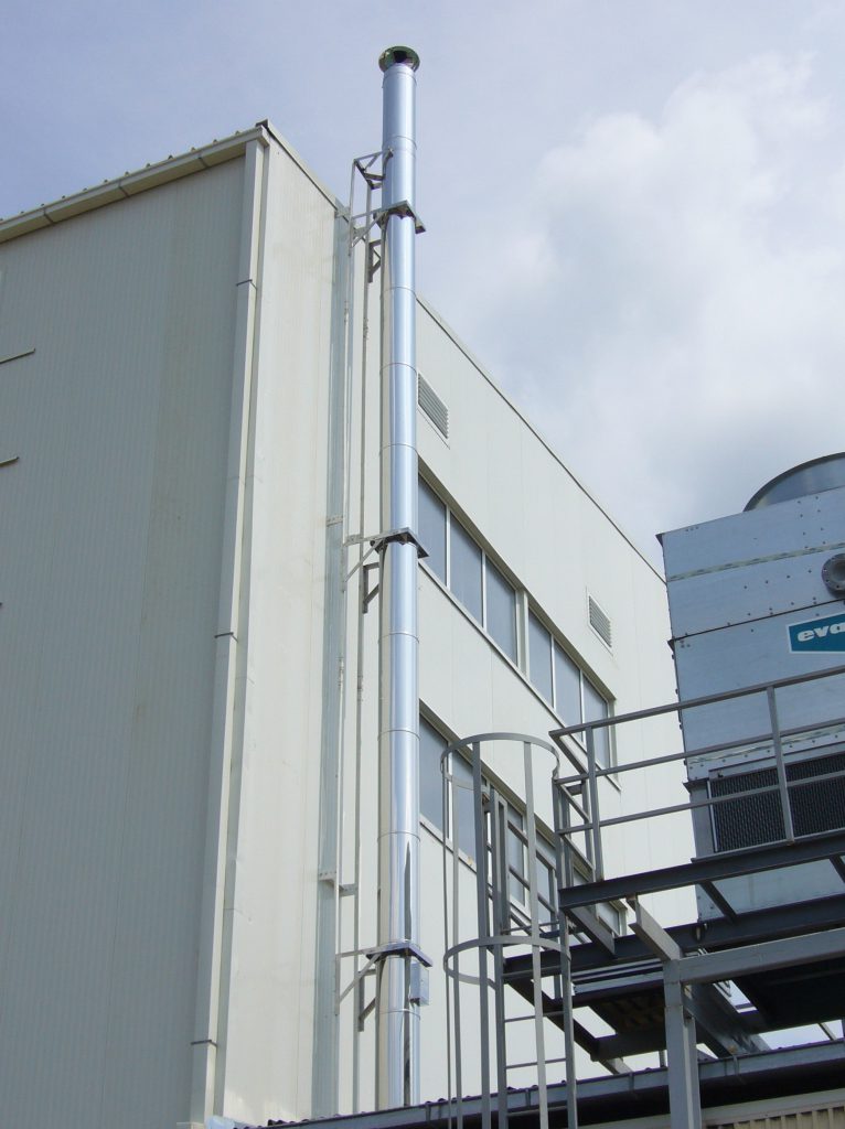 Inox dimnjak na obiteljskoj kući snimljen odozdo prema krovu