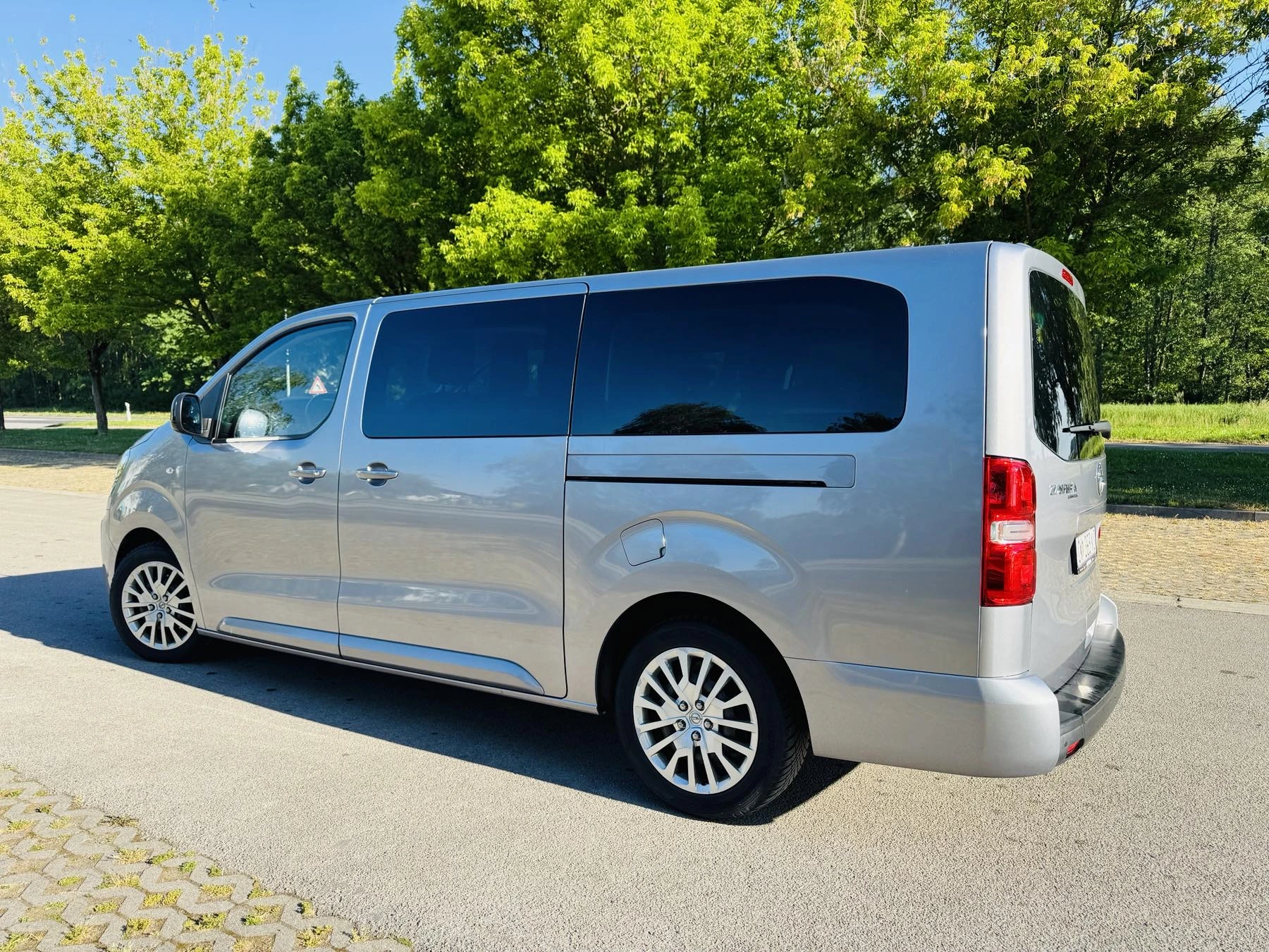 Rentigo rent-a-car Opel Zafira Varaždin