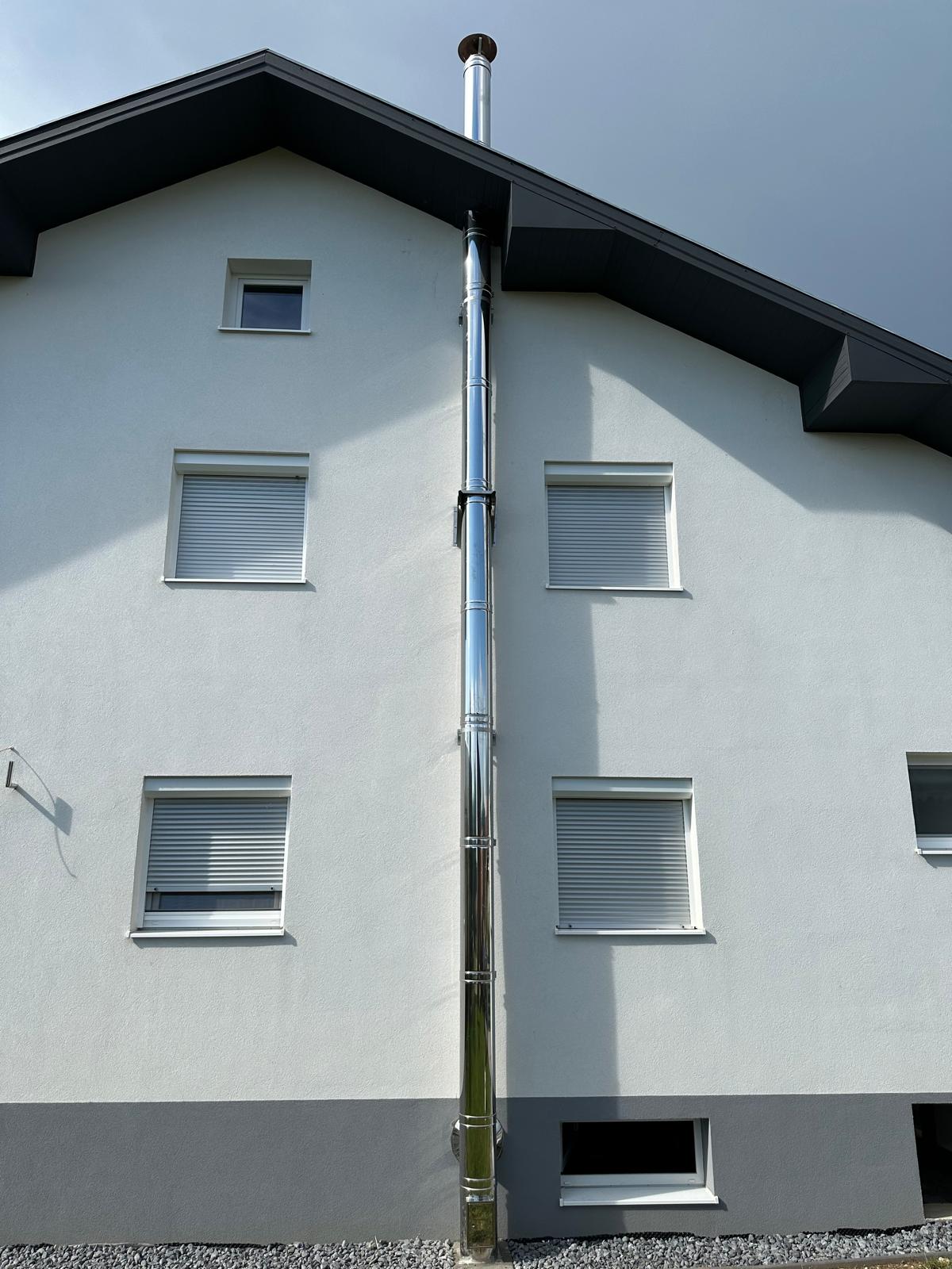Vanjski inox dimnjak postavljen na fasadi stambene kuće