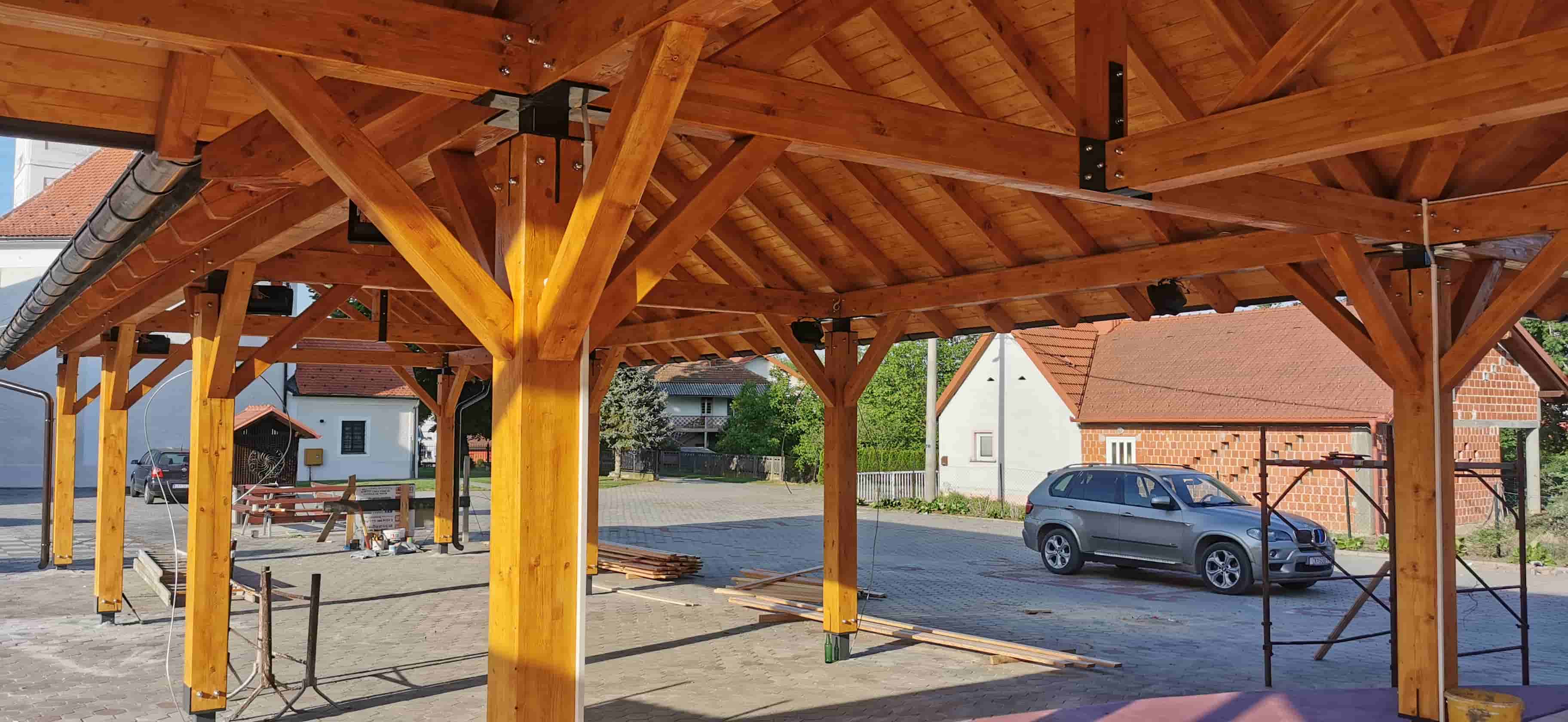 Dovršena drvena nadstrešnica