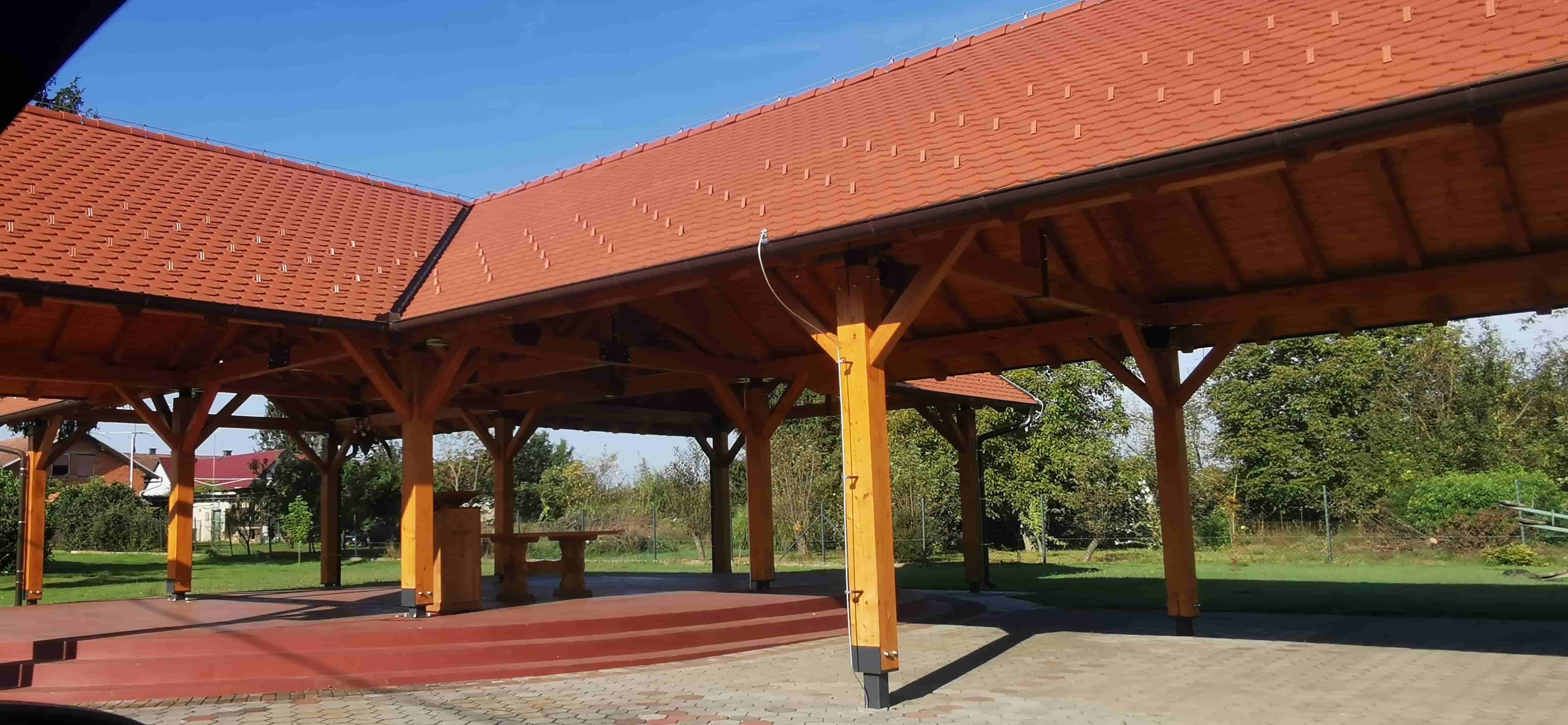 Dovršena drvena nadstrešnica
