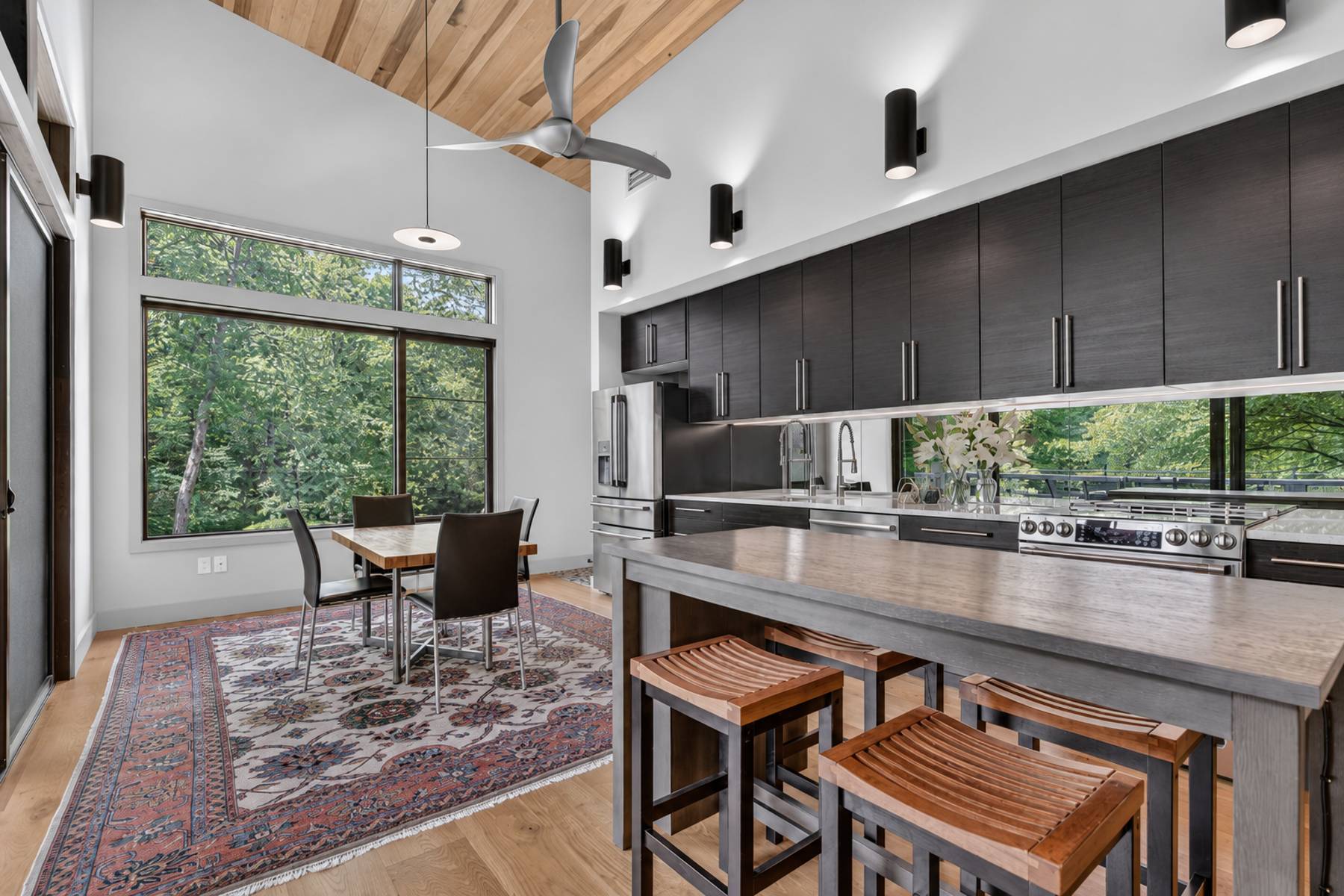 Kitchen and breakfast table