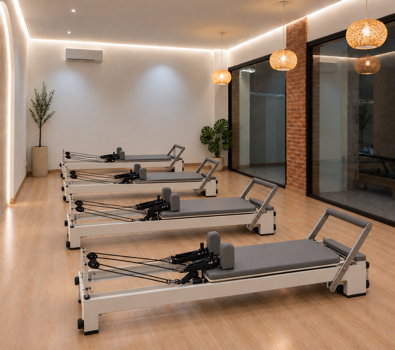 Vista editada de la sala de Pilates Reformer de Alcuadrado Pilates