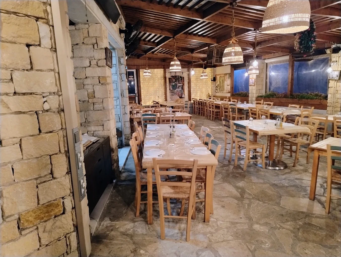 Η πέτρινη αίθουσα της ταβέρνας Το Τσιγκέλι στον Άγιο Αθανάσιο