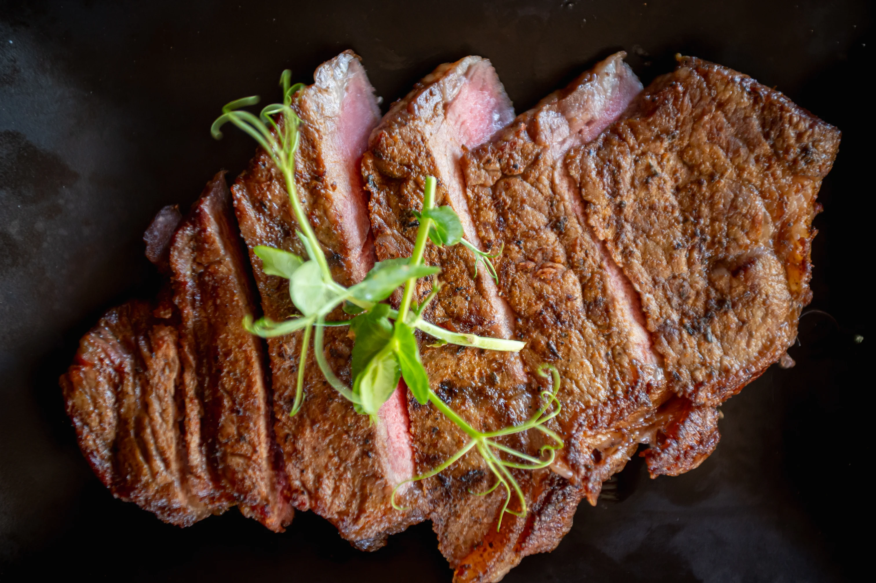 Κομμένο ψητό κρέας σε πιάτο