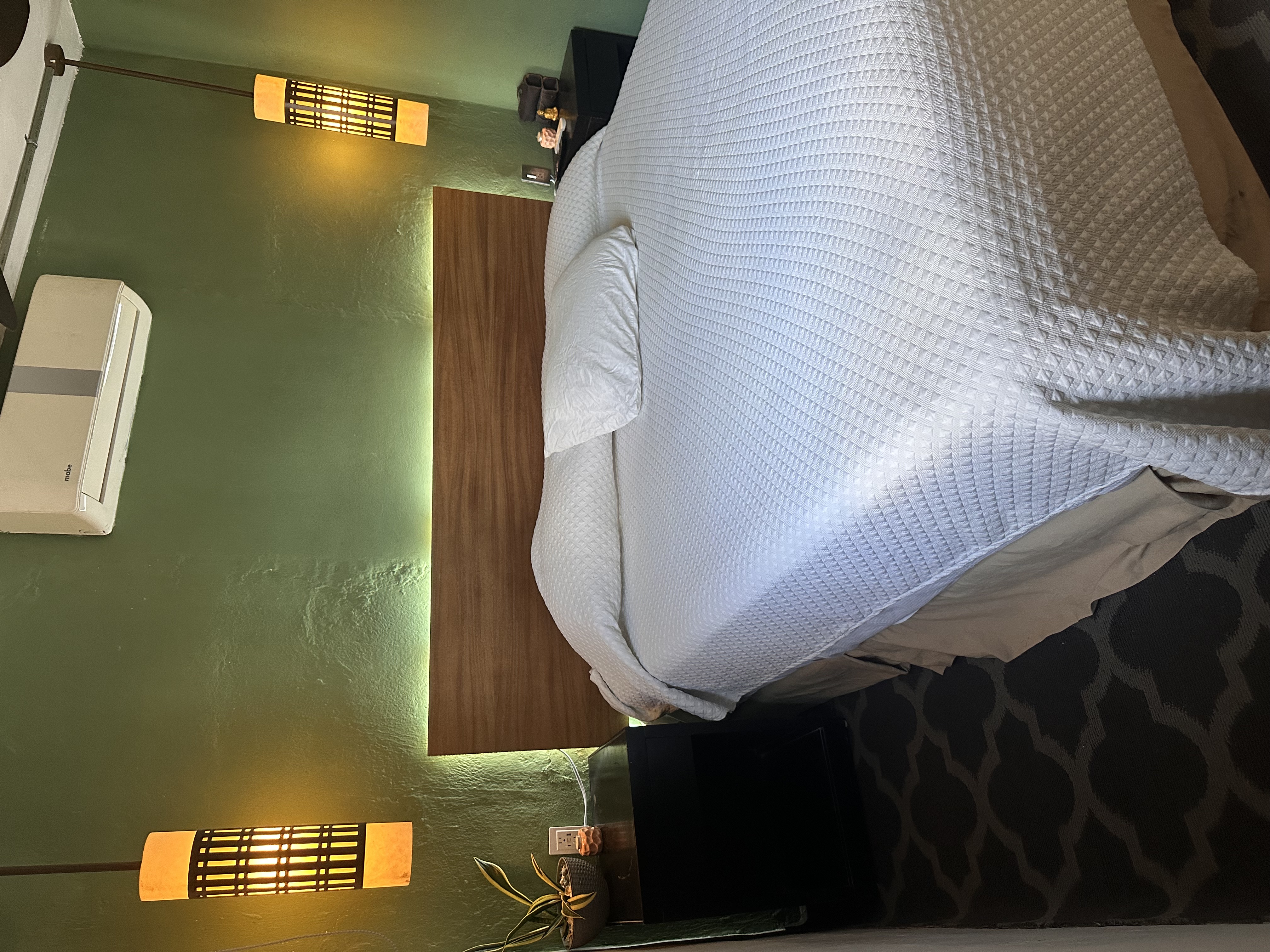 Decoración e iluminación de clóset moderno en Estudio Ficus Cancún