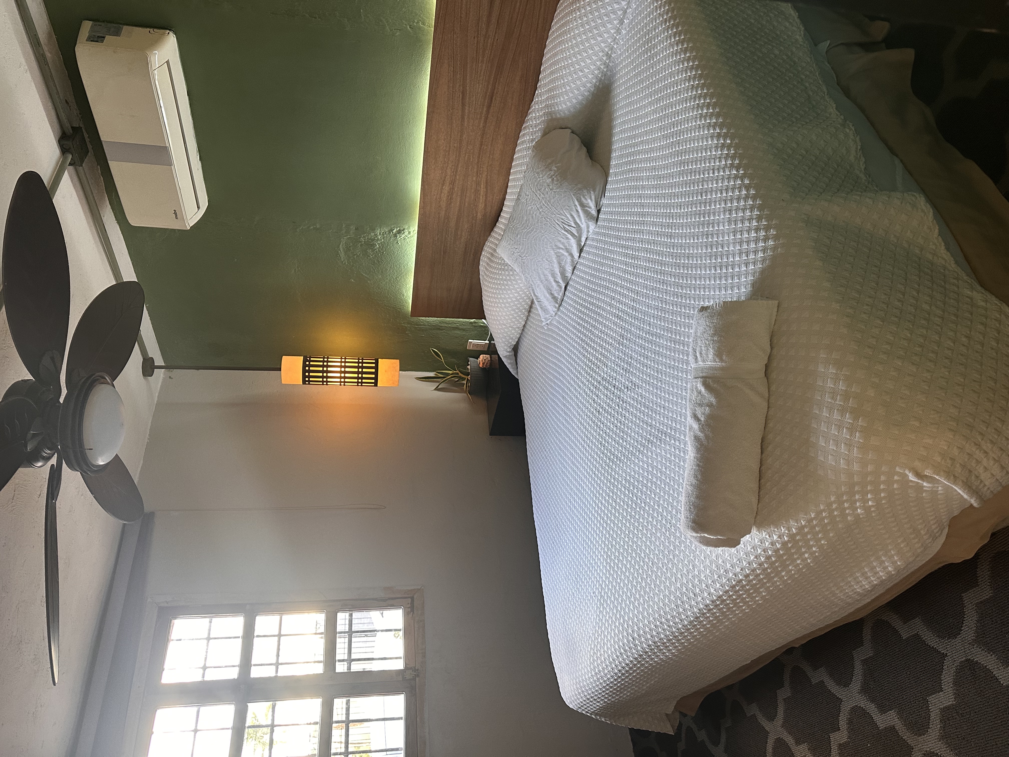 Baño completo moderno - Estudio Ficus con grifería fina y acabados en piedra chic