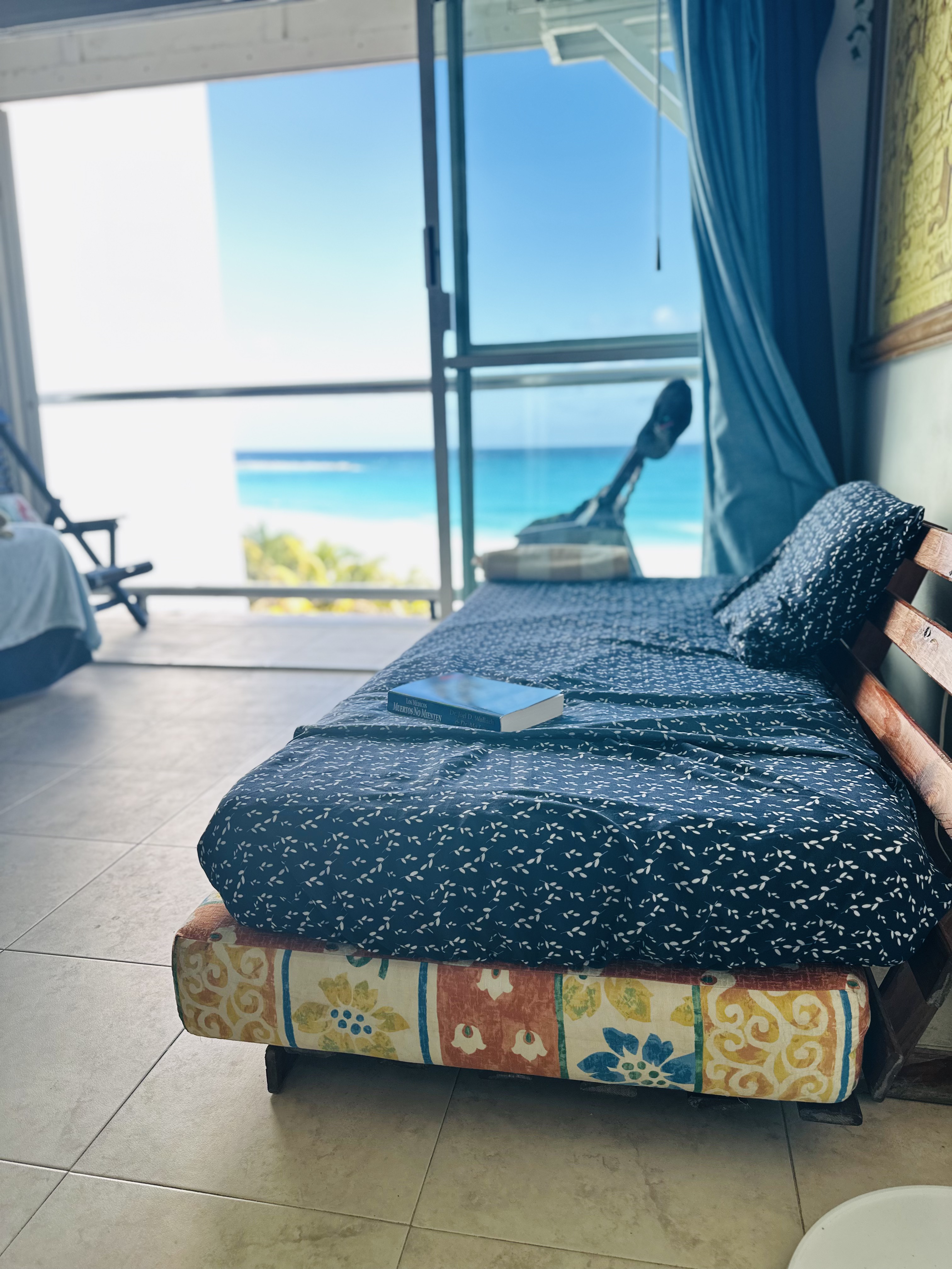 Recámara principal del departamento en Cancún equipada con cama matrimonial acogedora, ropa de cama premium blanca y amplio ventanal