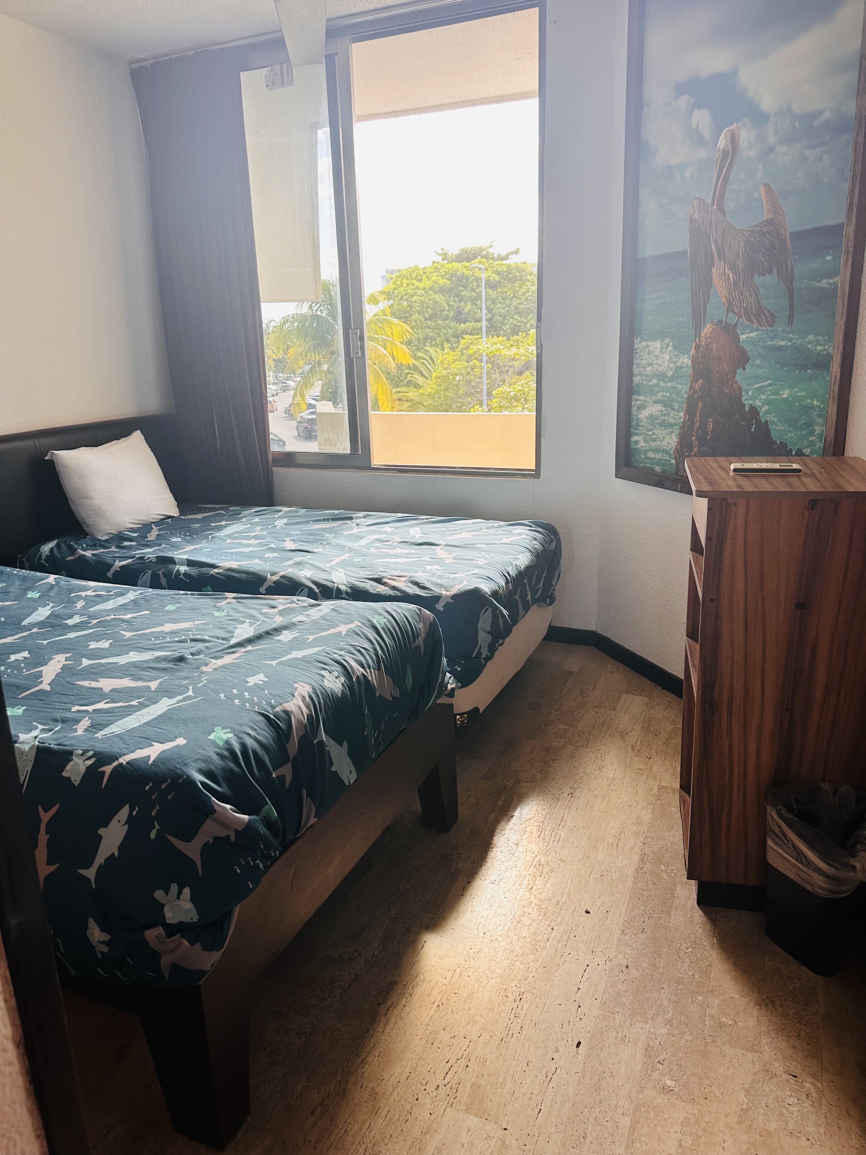 Sala de estar amplia con diseño acogedor ideal para grupos y familias - Departamento BellaMar